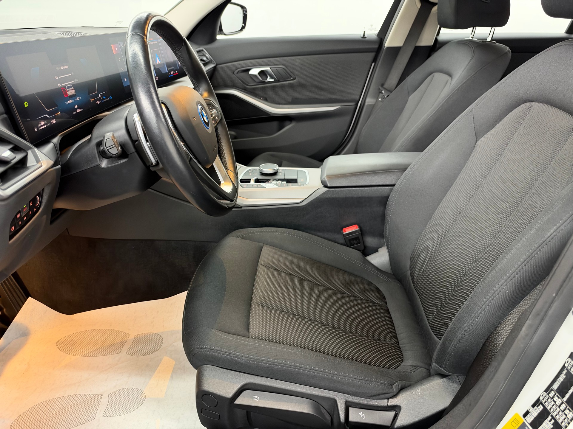BMW 330e x DriveTouring Steptronic *Facelift*-image-15