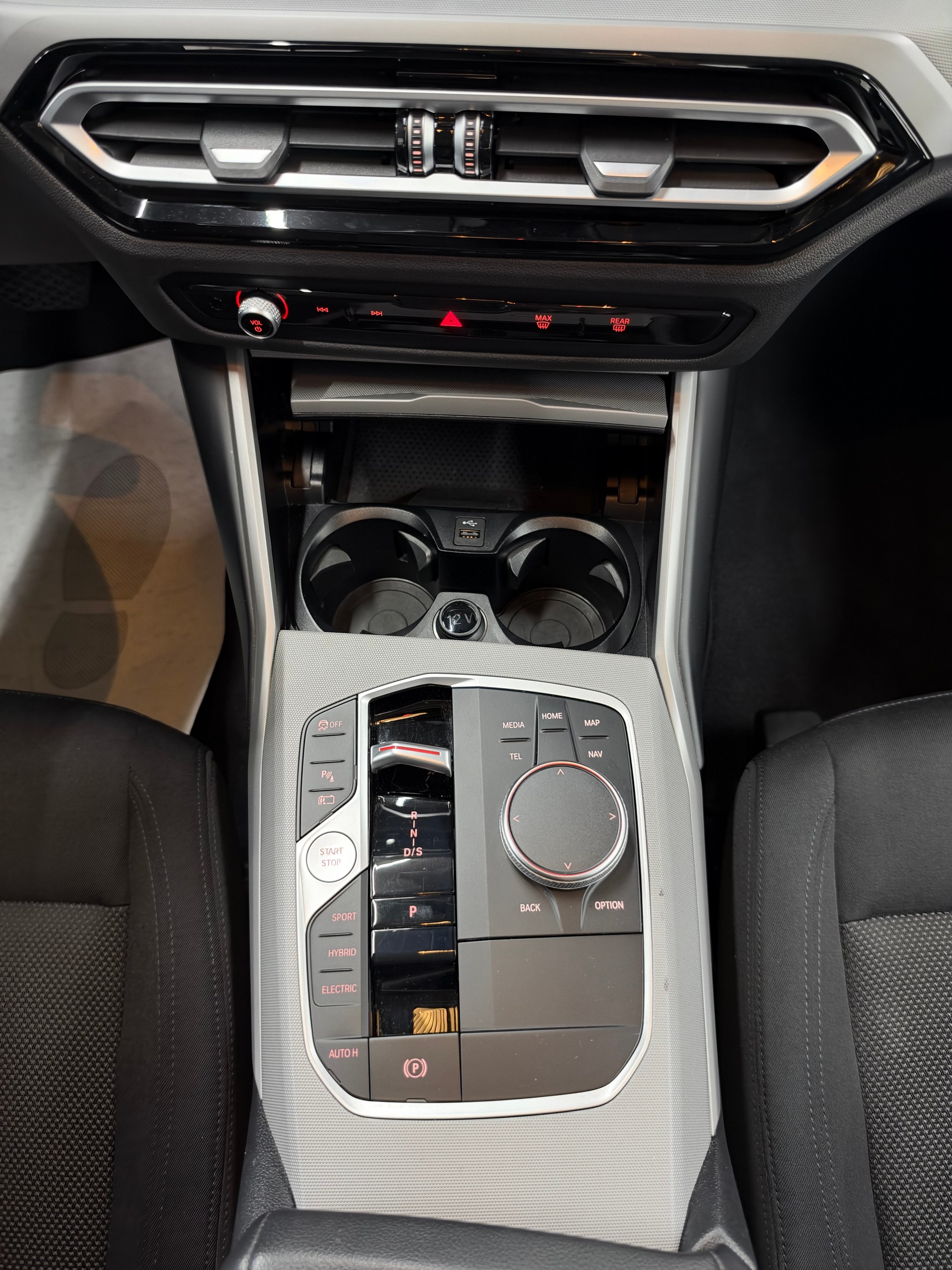 BMW 330e x DriveTouring Steptronic *Facelift*-image-17