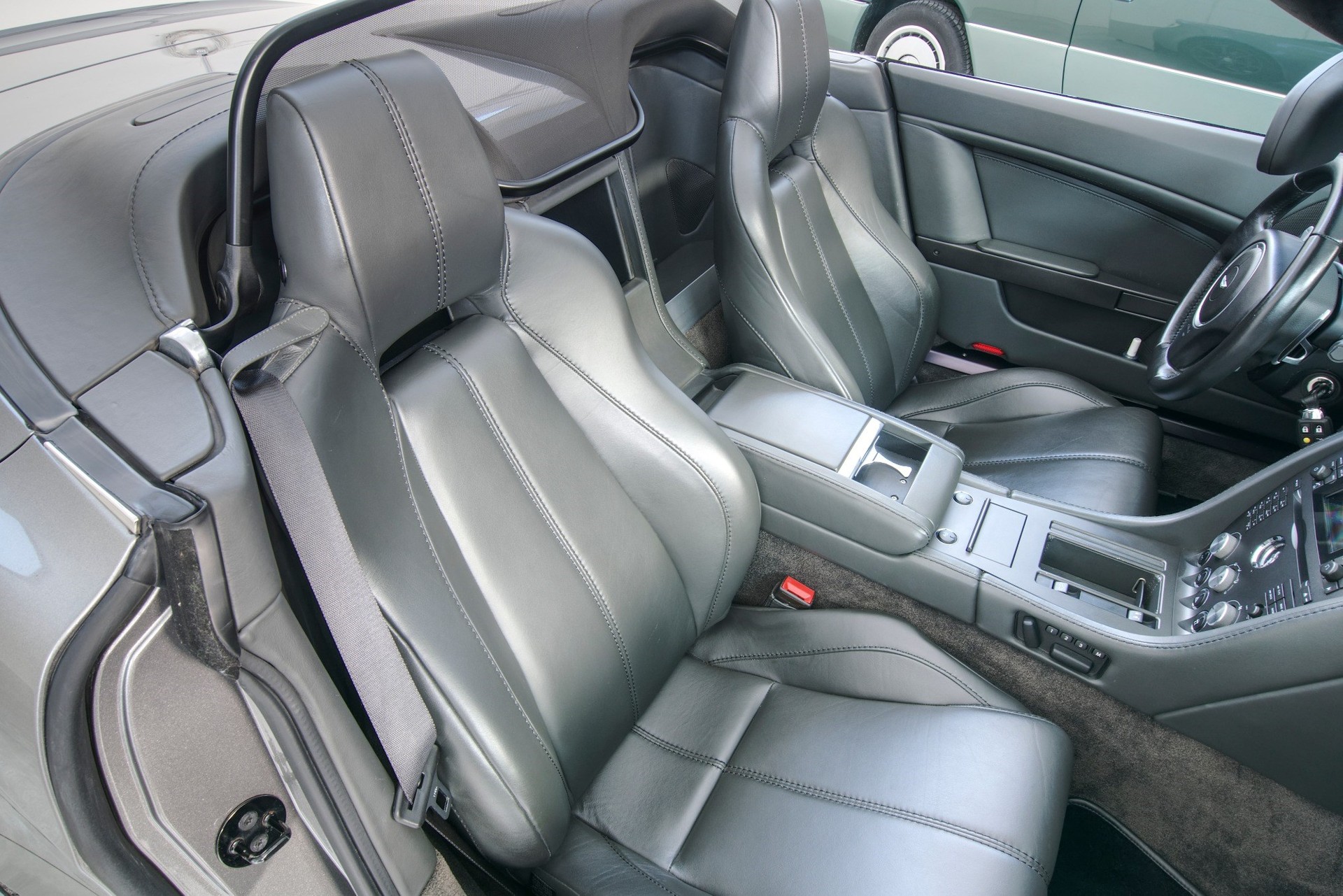 ASTON MARTIN V8 Vantage 4.3 Sportshift-image-7