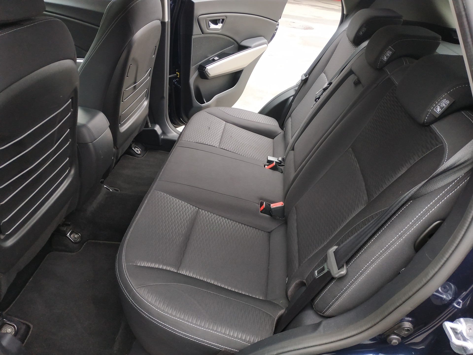 KGM-SsangYong Tivoli 1.6 e-XGi Quartz 4WD Automatic-image-18