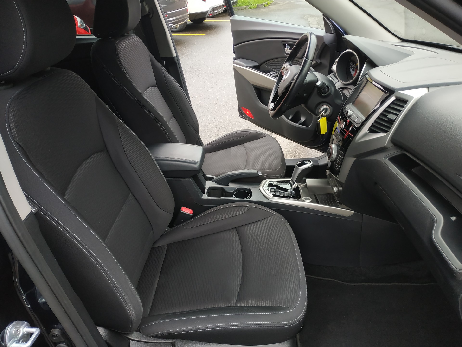 KGM-SsangYong Tivoli 1.6 e-XGi Quartz 4WD Automatic-image-13