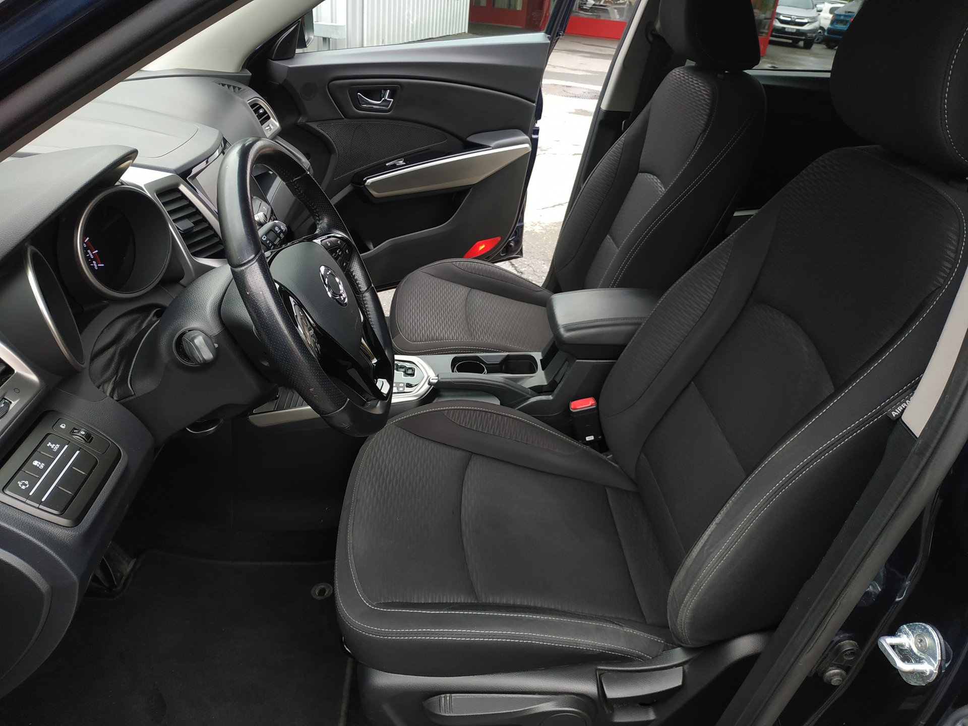KGM-SsangYong Tivoli 1.6 e-XGi Quartz 4WD Automatic-image-11