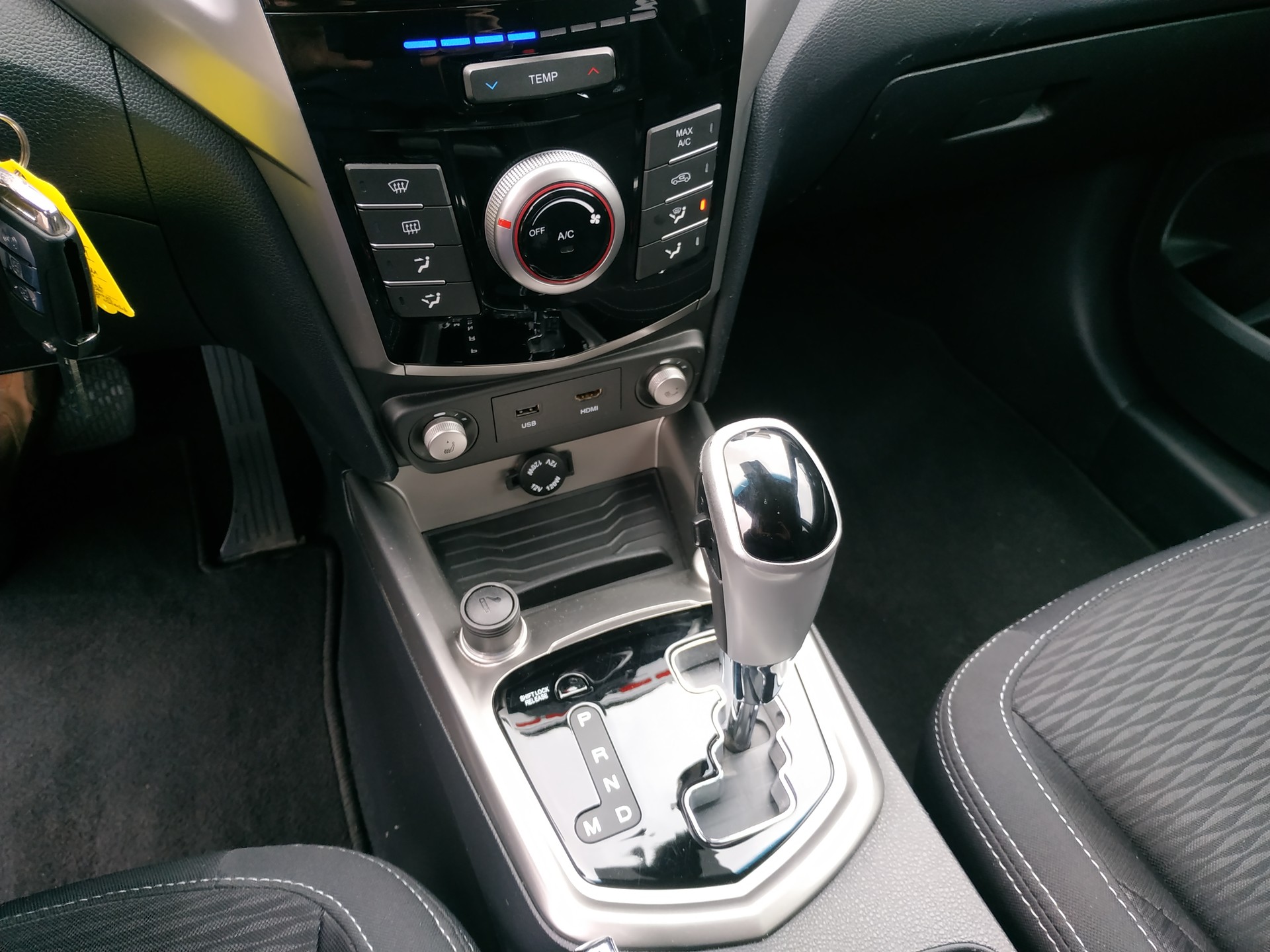 KGM-SsangYong Tivoli 1.6 e-XGi Quartz 4WD Automatic-image-16