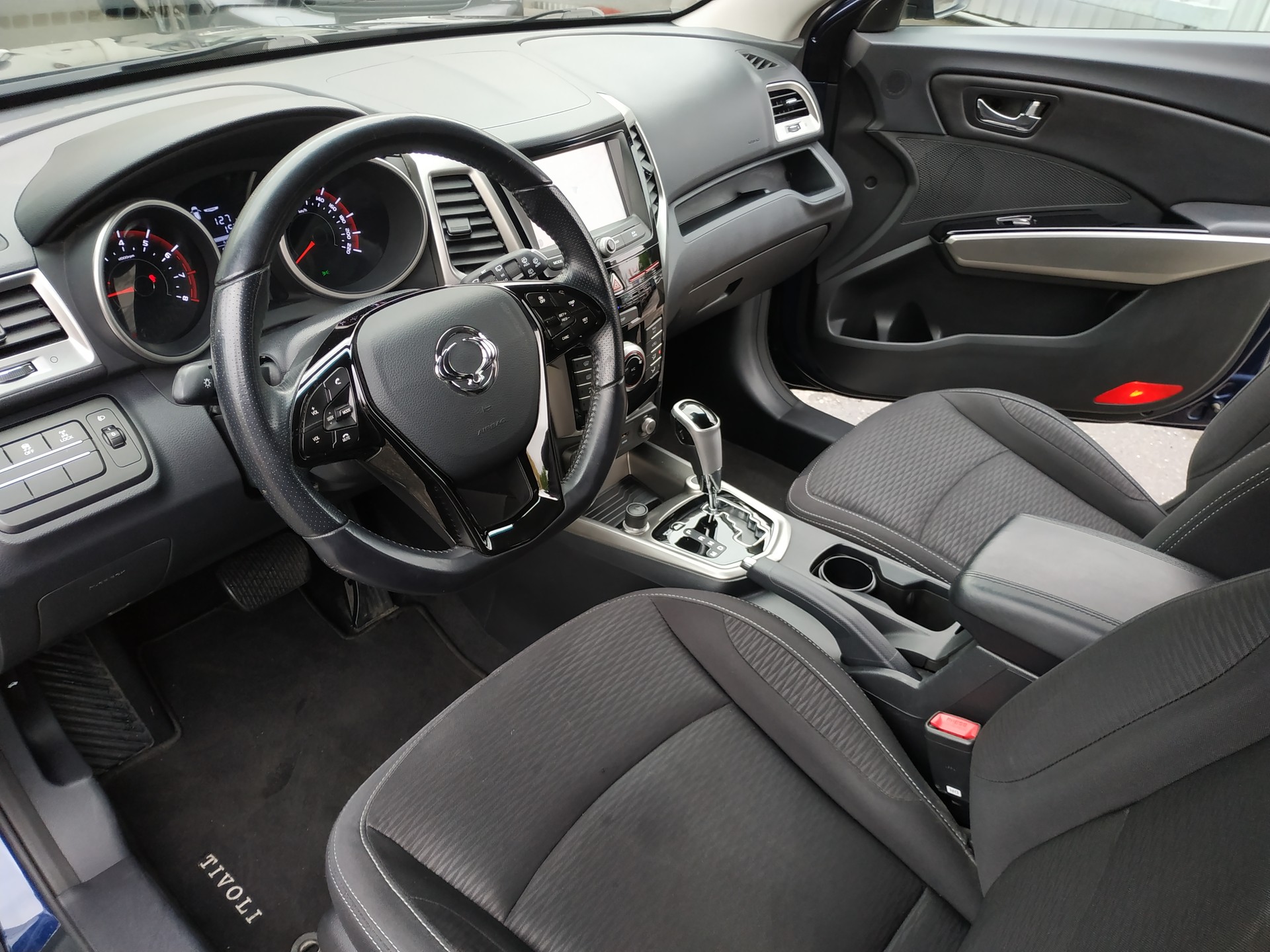KGM-SsangYong Tivoli 1.6 e-XGi Quartz 4WD Automatic-image-9