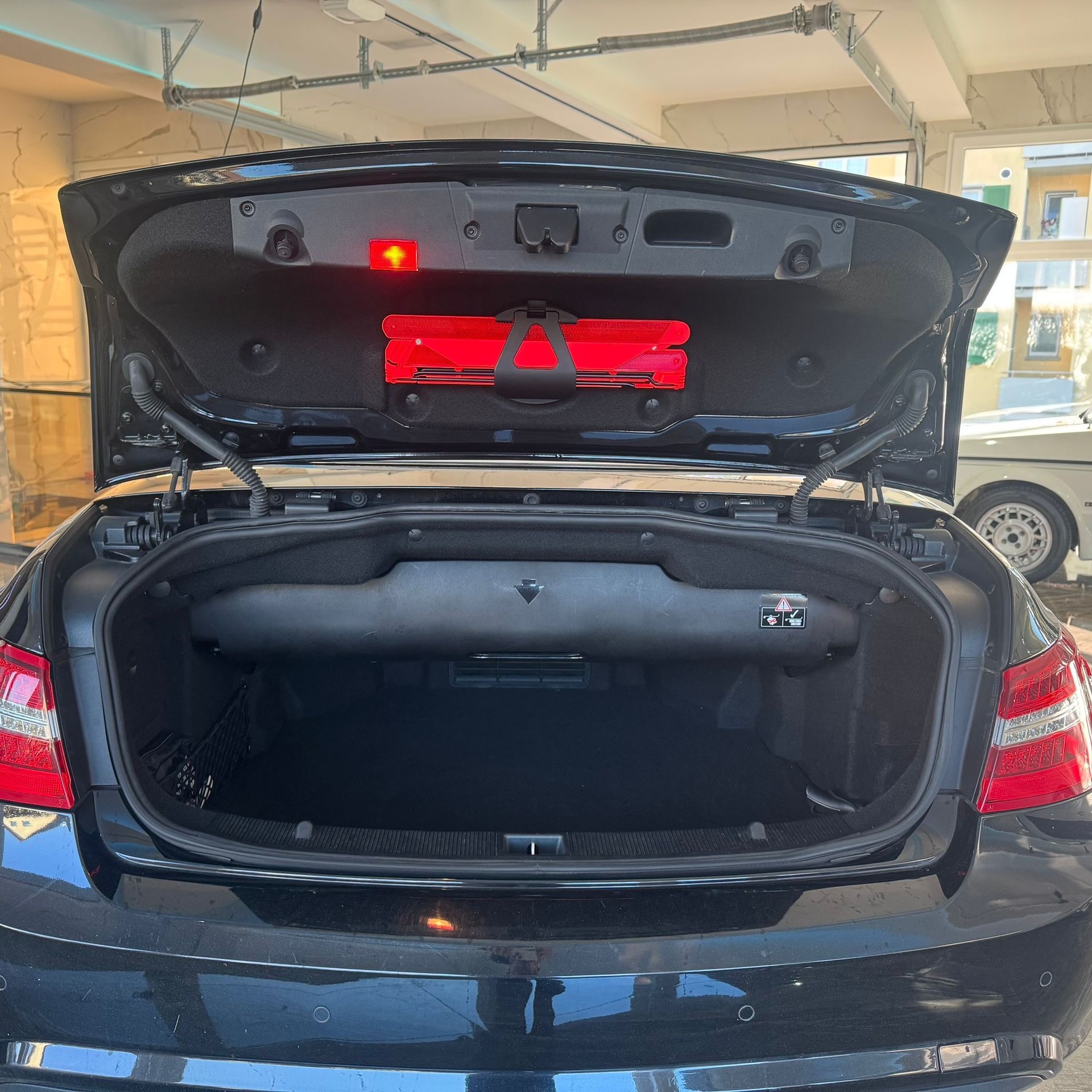 MERCEDES-BENZ E 350 CGI BlueEfficiency 7G-Tronic-image-27