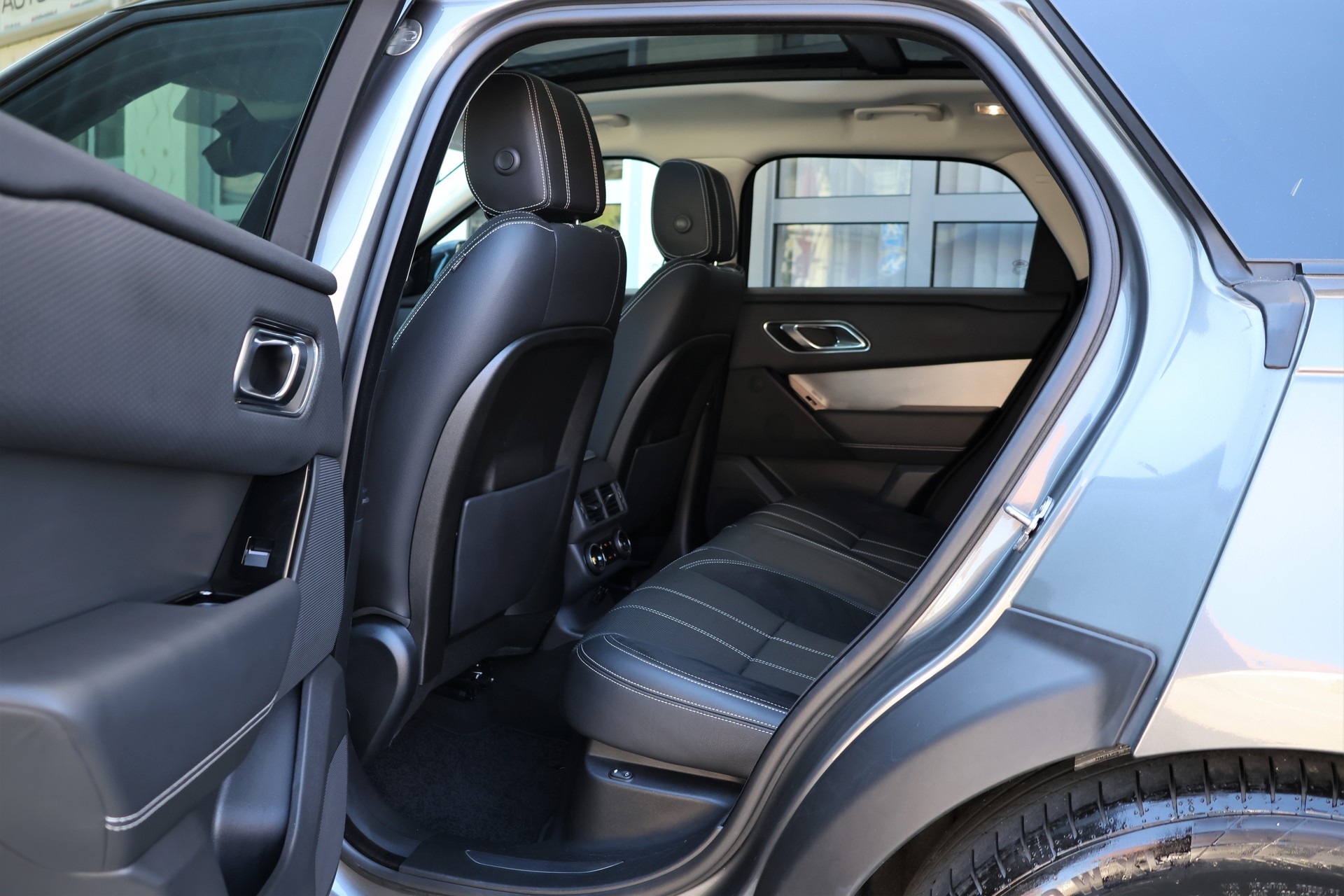 LAND ROVER Range Rover Velar R-Dynamic P 300 Automatic (CH)-image-11