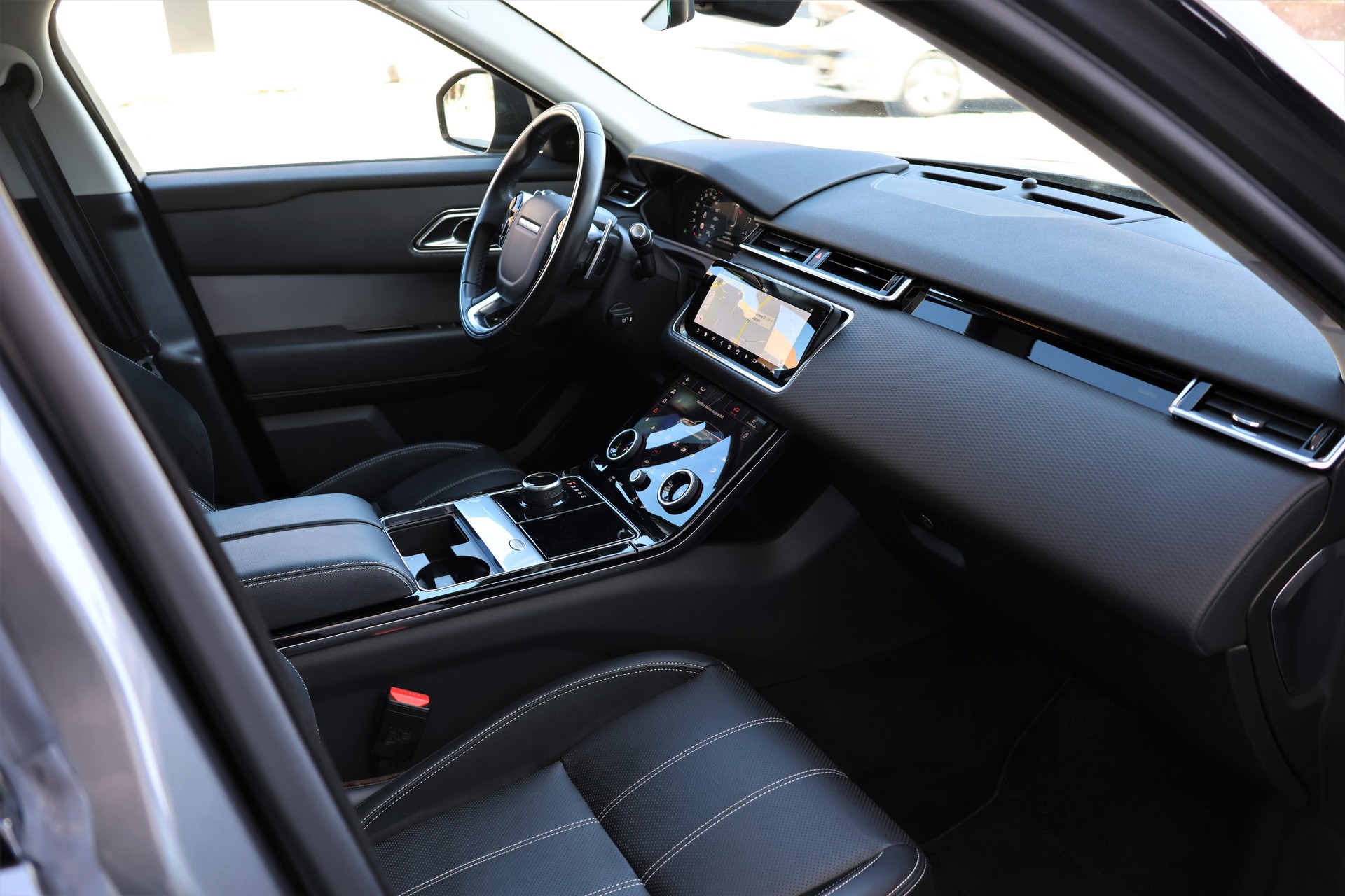 LAND ROVER Range Rover Velar R-Dynamic P 300 Automatic (CH)-image-16
