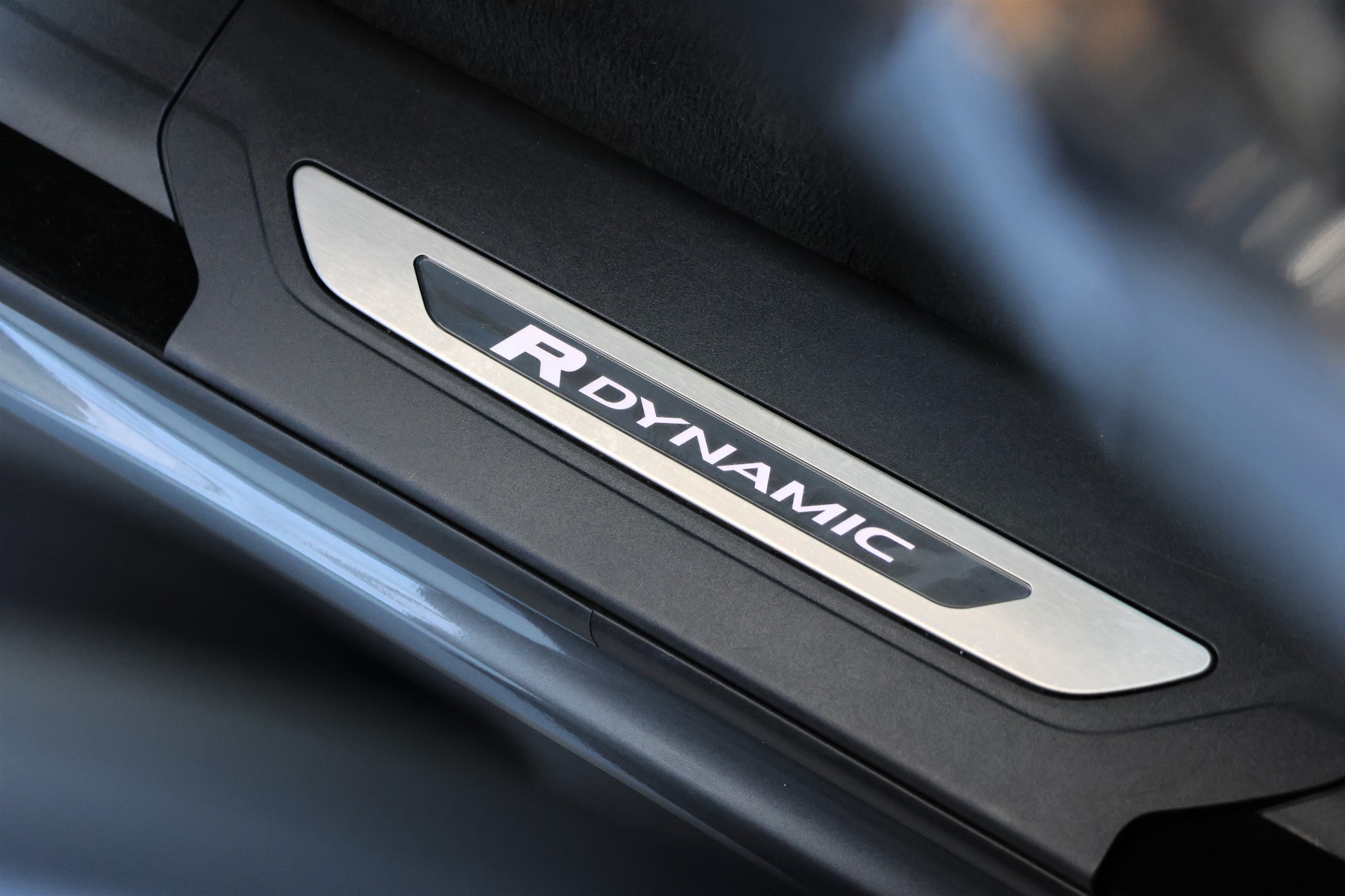 LAND ROVER Range Rover Velar R-Dynamic P 300 Automatic (CH)-image-18
