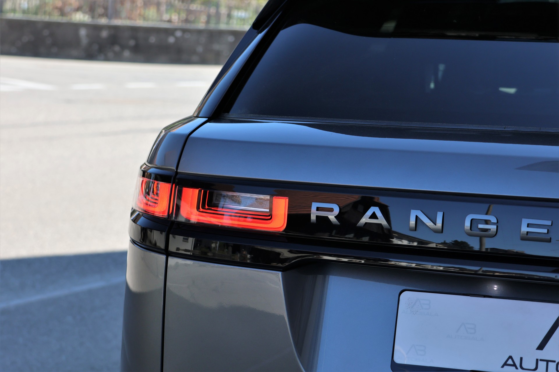 LAND ROVER Range Rover Velar R-Dynamic P 300 Automatic (CH)-image-4