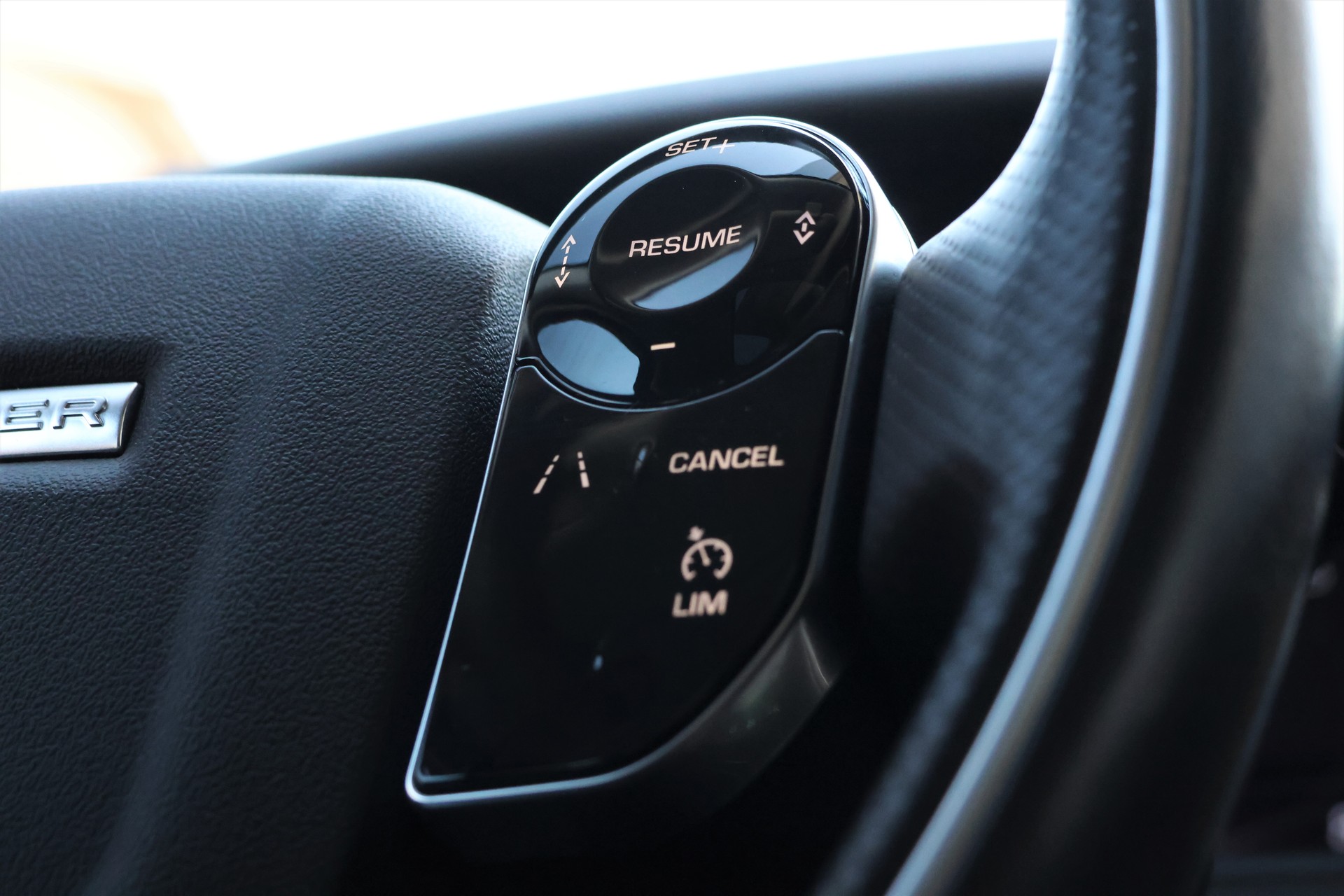 LAND ROVER Range Rover Velar R-Dynamic P 300 Automatic (CH)-image-15