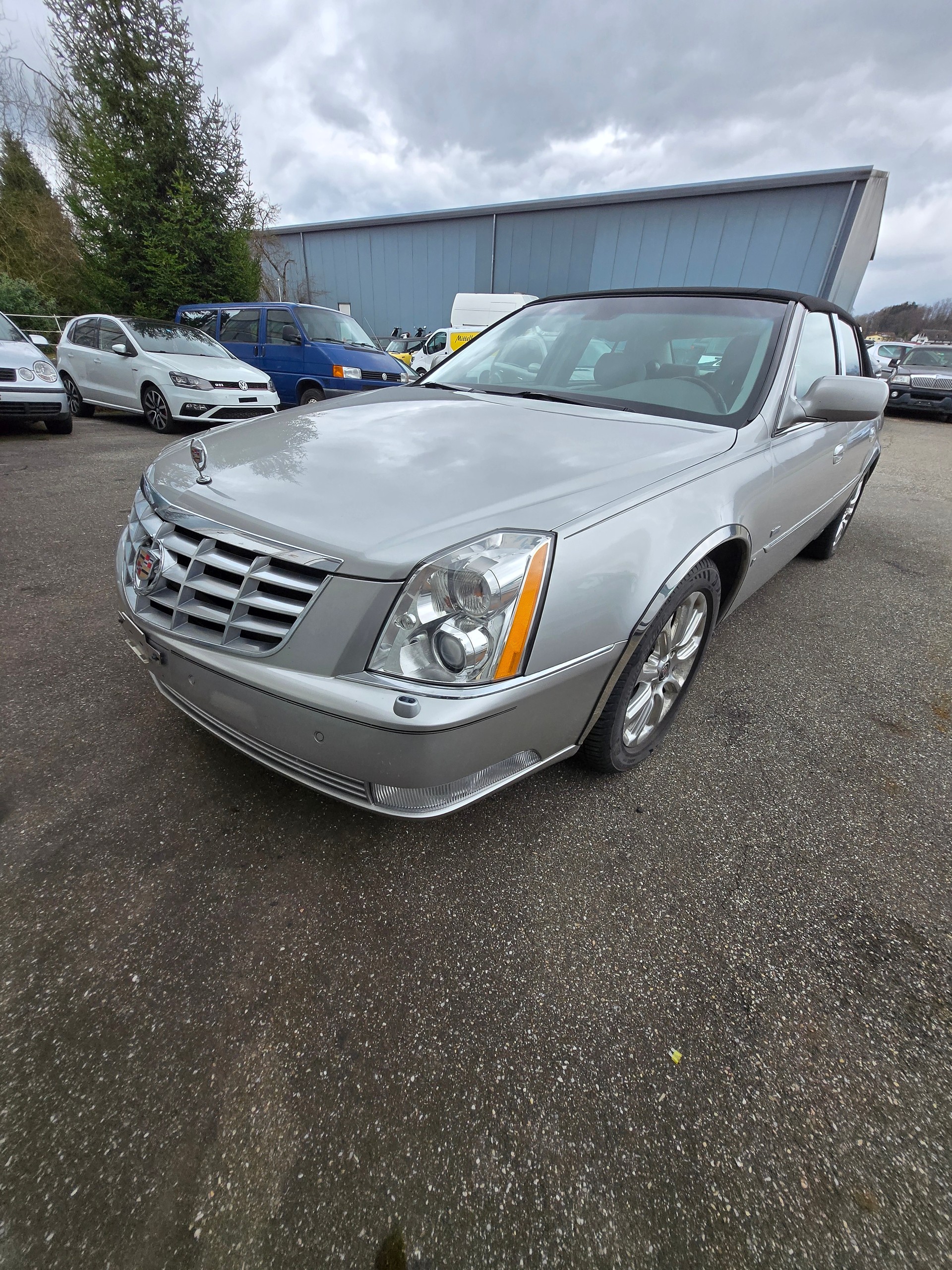 CADILLAC Sedan