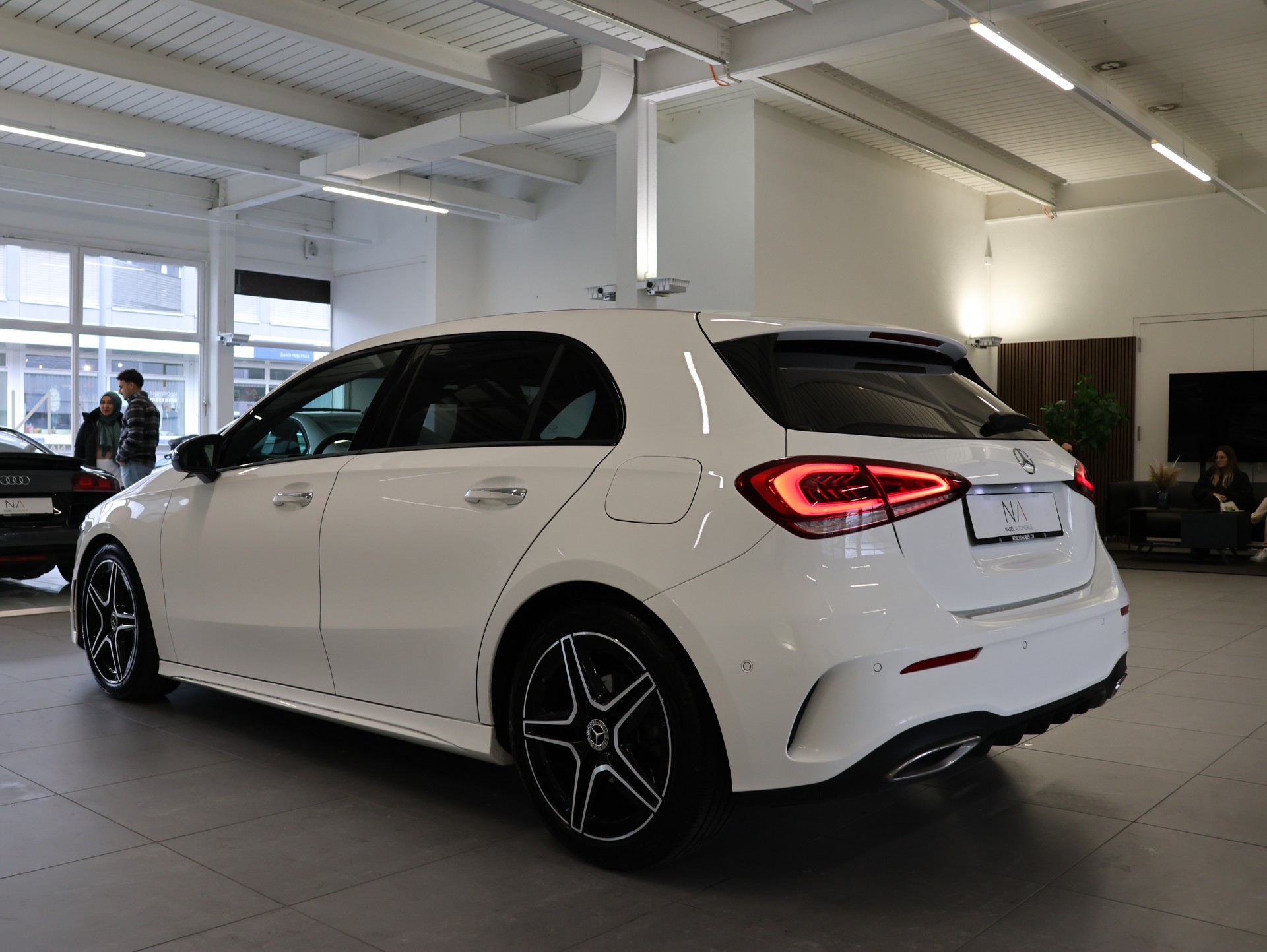 MERCEDES-BENZ A 180 d AMG Line 8G-DCT *MultiColor * Rückfahrkamera* Command Touch*-image-4