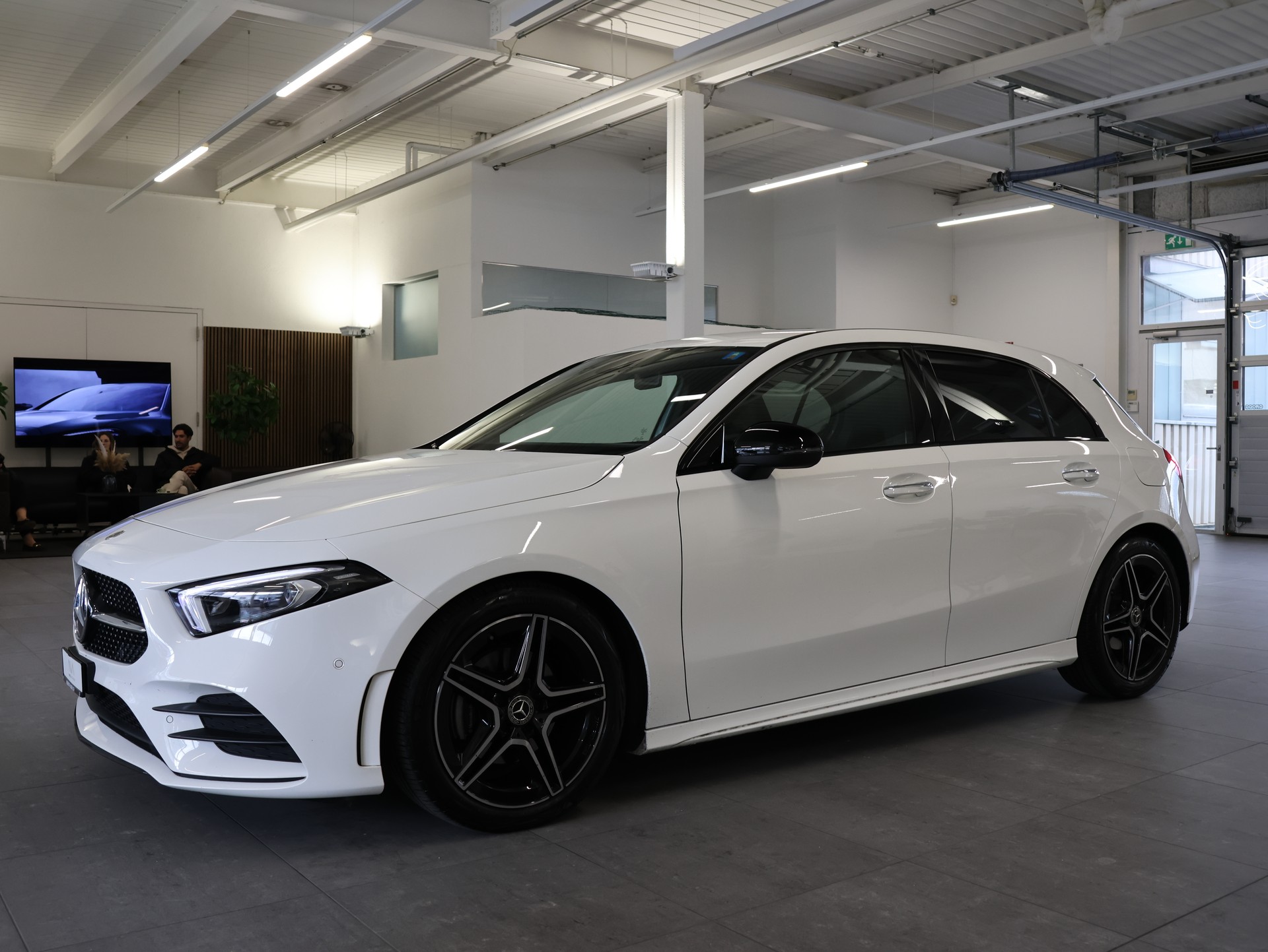 MERCEDES-BENZ A 180 d AMG Line 8G-DCT *MultiColor * Rückfahrkamera* Command Touch*-showroom-element-3