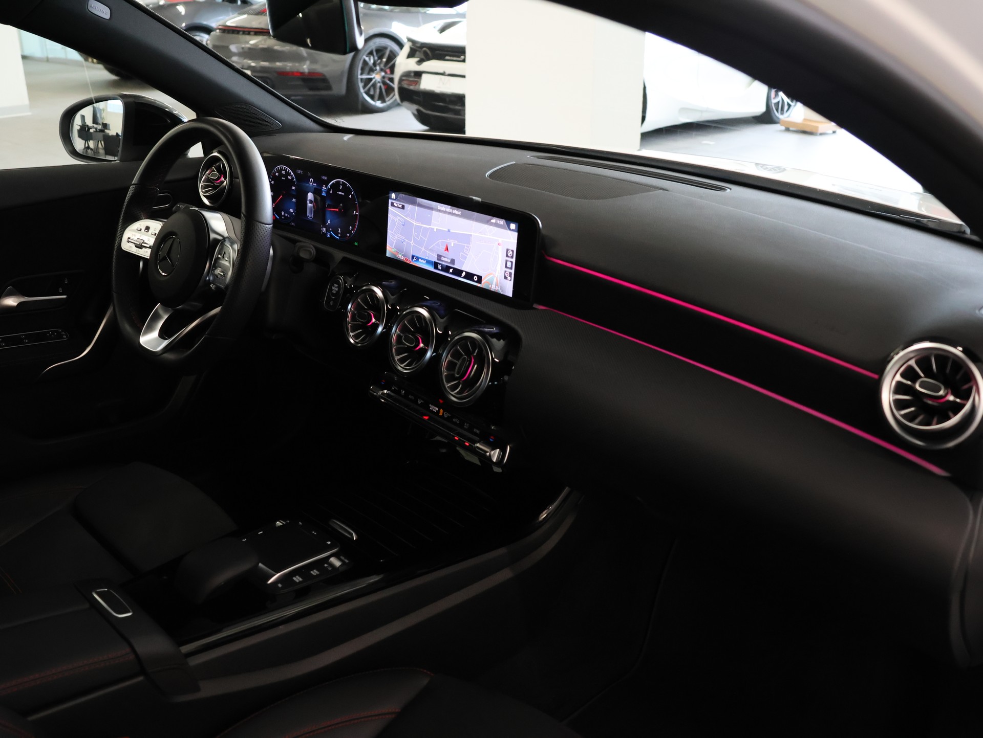 MERCEDES-BENZ A 180 d AMG Line 8G-DCT *MultiColor * Rückfahrkamera* Command Touch*-image-14
