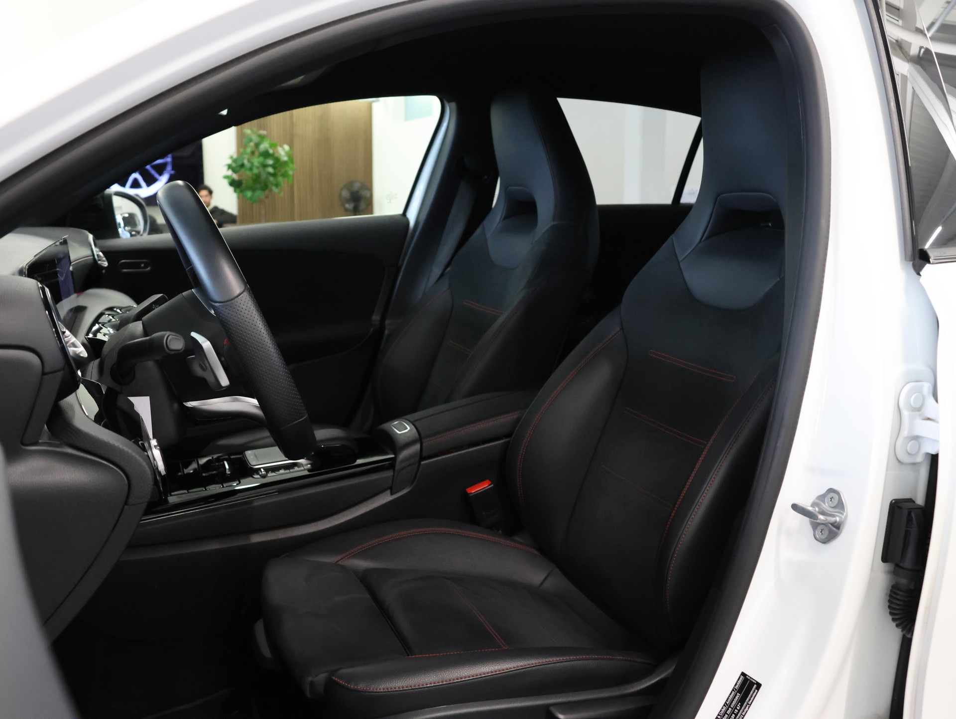 MERCEDES-BENZ A 180 d AMG Line 8G-DCT *MultiColor * Rückfahrkamera* Command Touch*-image-9
