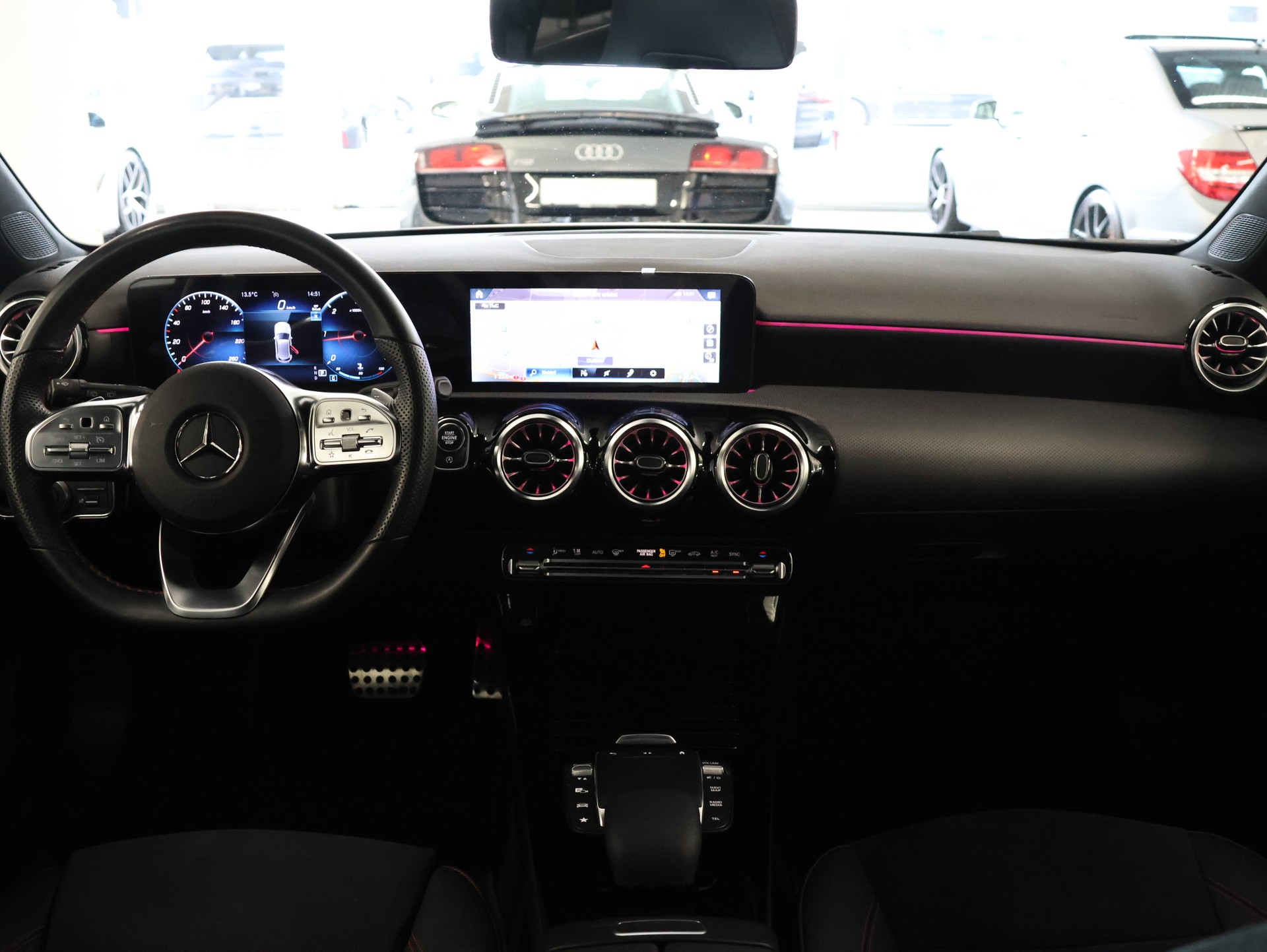 MERCEDES-BENZ A 180 d AMG Line 8G-DCT *MultiColor * Rückfahrkamera* Command Touch*-image-19