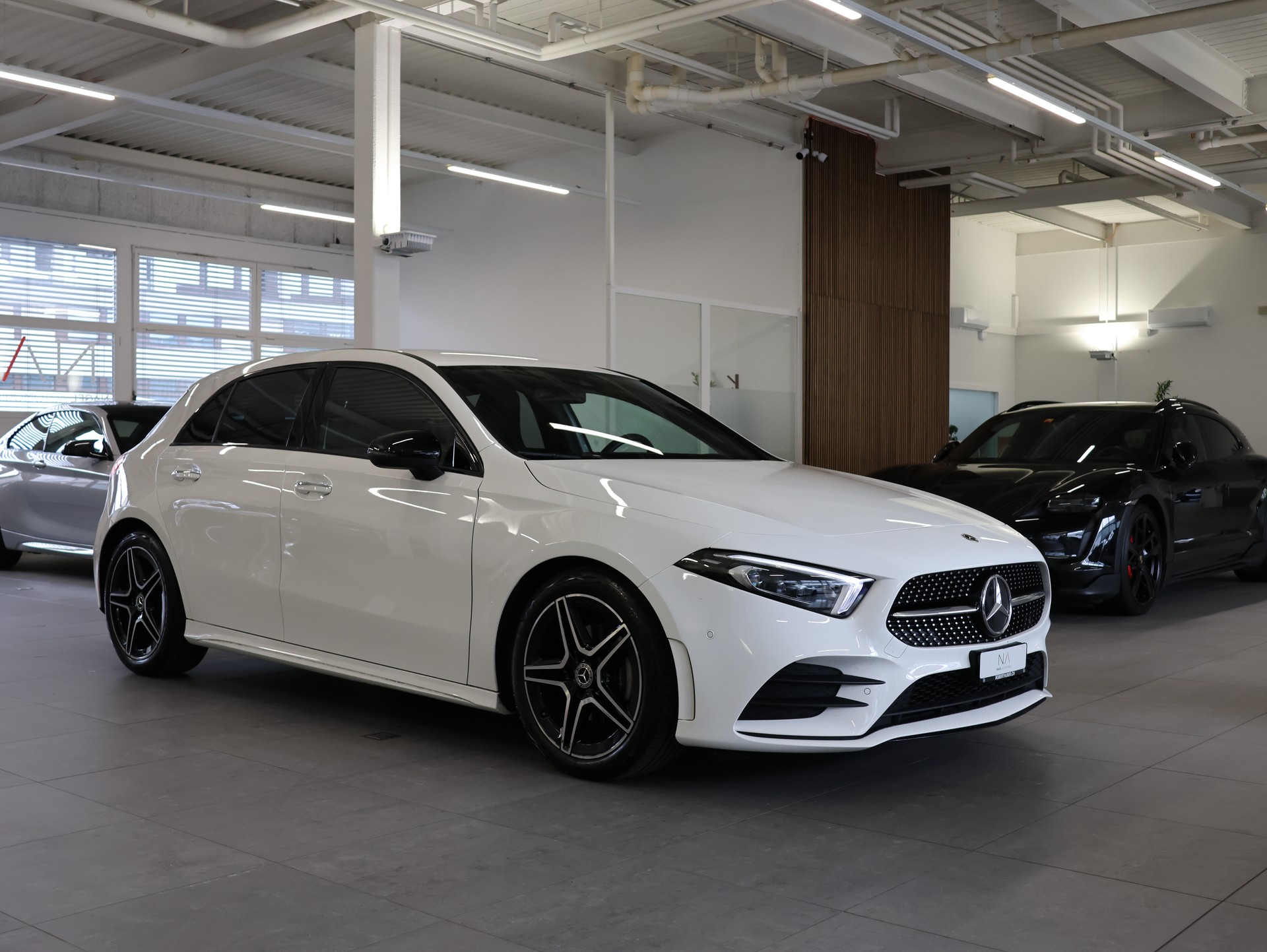 MERCEDES-BENZ A 180 d AMG Line 8G-DCT *MultiColor * Rückfahrkamera* Command Touch*-showroom-element-1