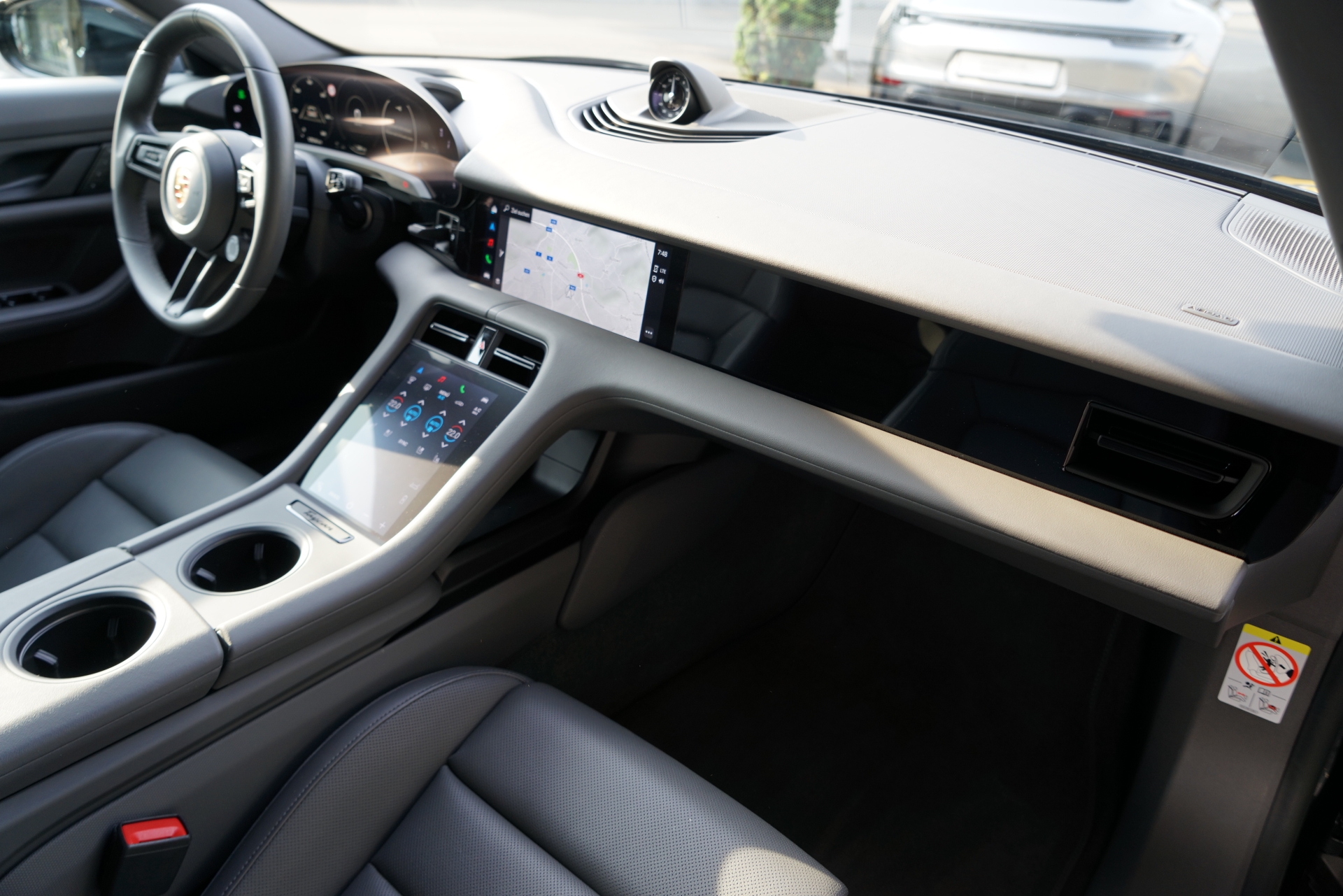 PORSCHE Taycan 4 Cross Turismo-image-13