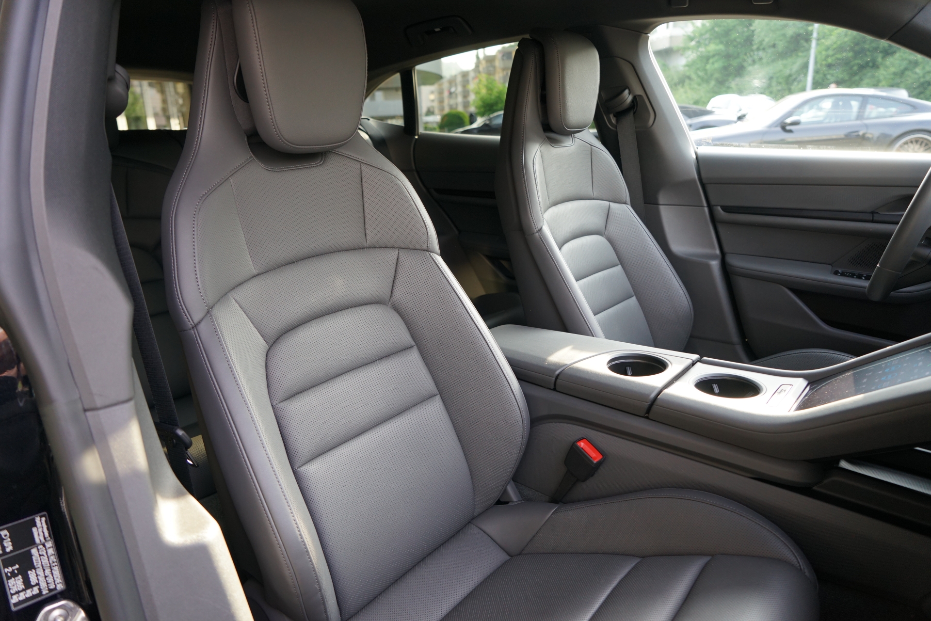 PORSCHE Taycan 4 Cross Turismo-image-18