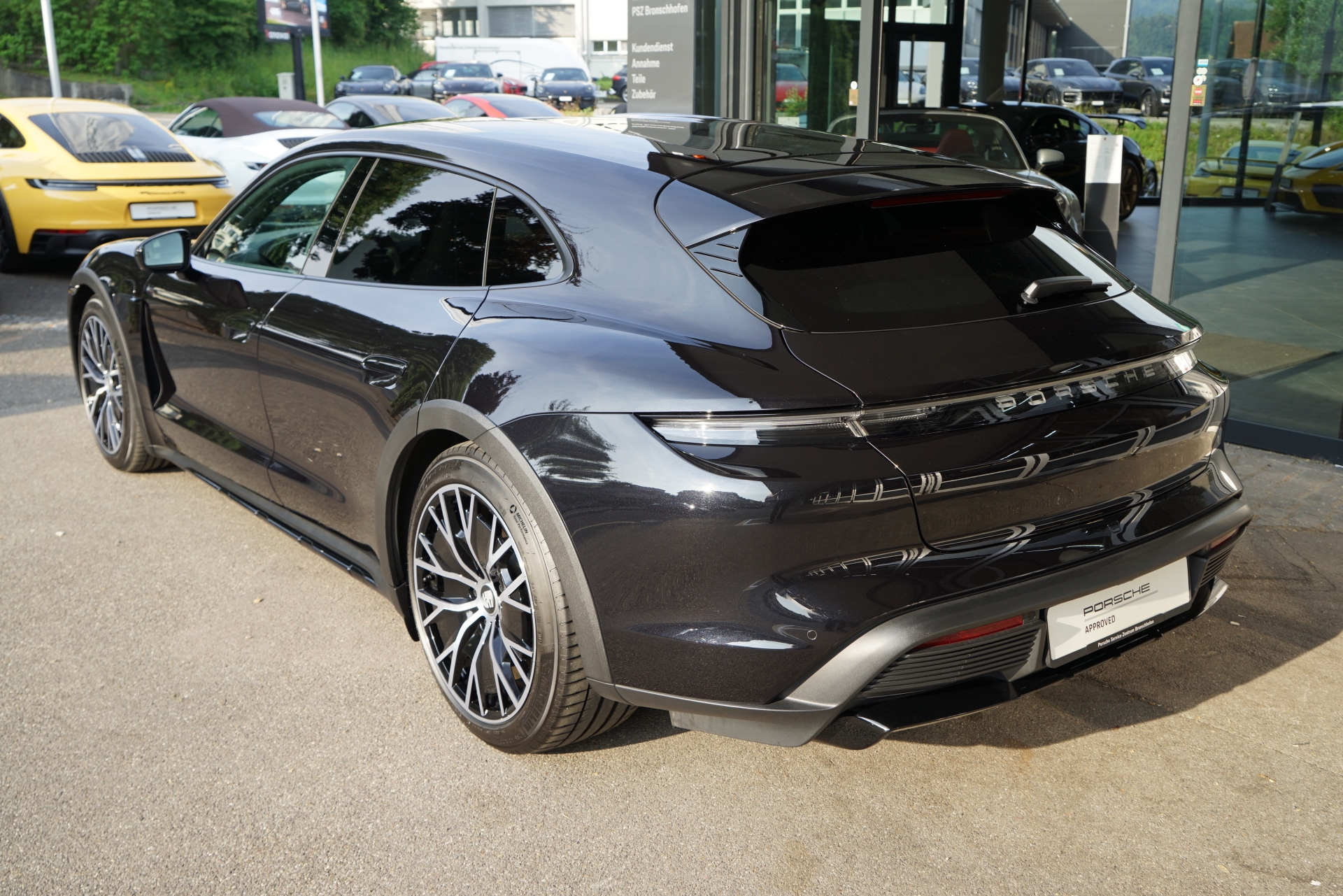 PORSCHE Taycan 4 Cross Turismo-showroom-element-3