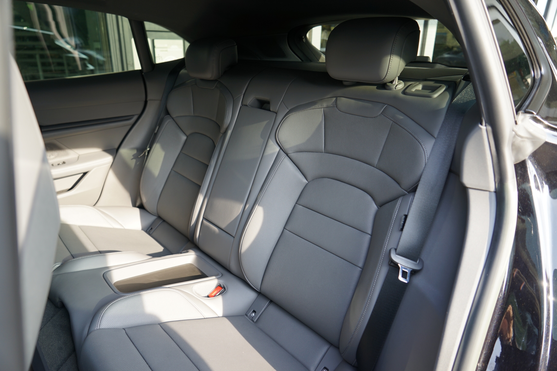 PORSCHE Taycan 4 Cross Turismo-image-19