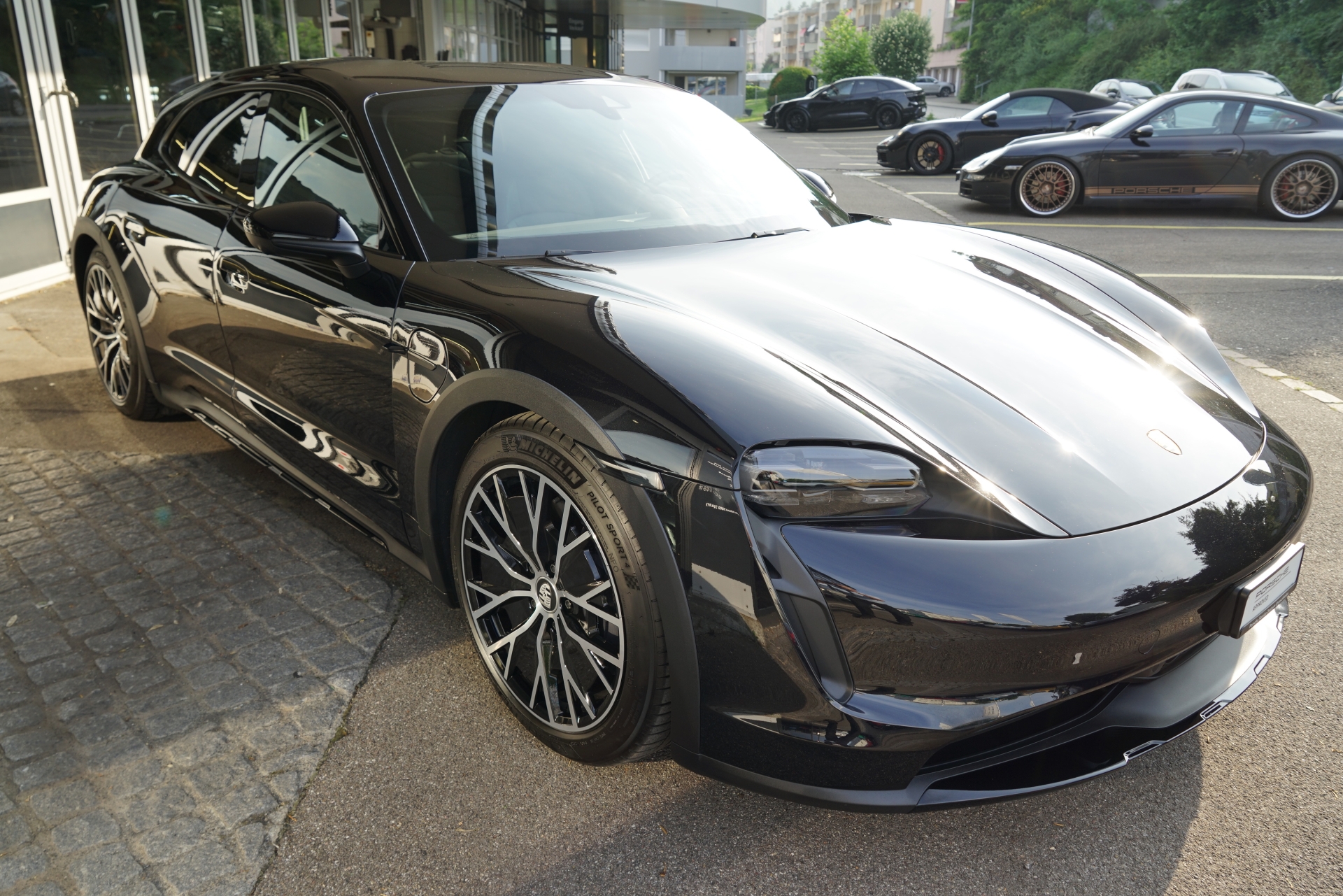 PORSCHE Taycan 4 Cross Turismo-image-4