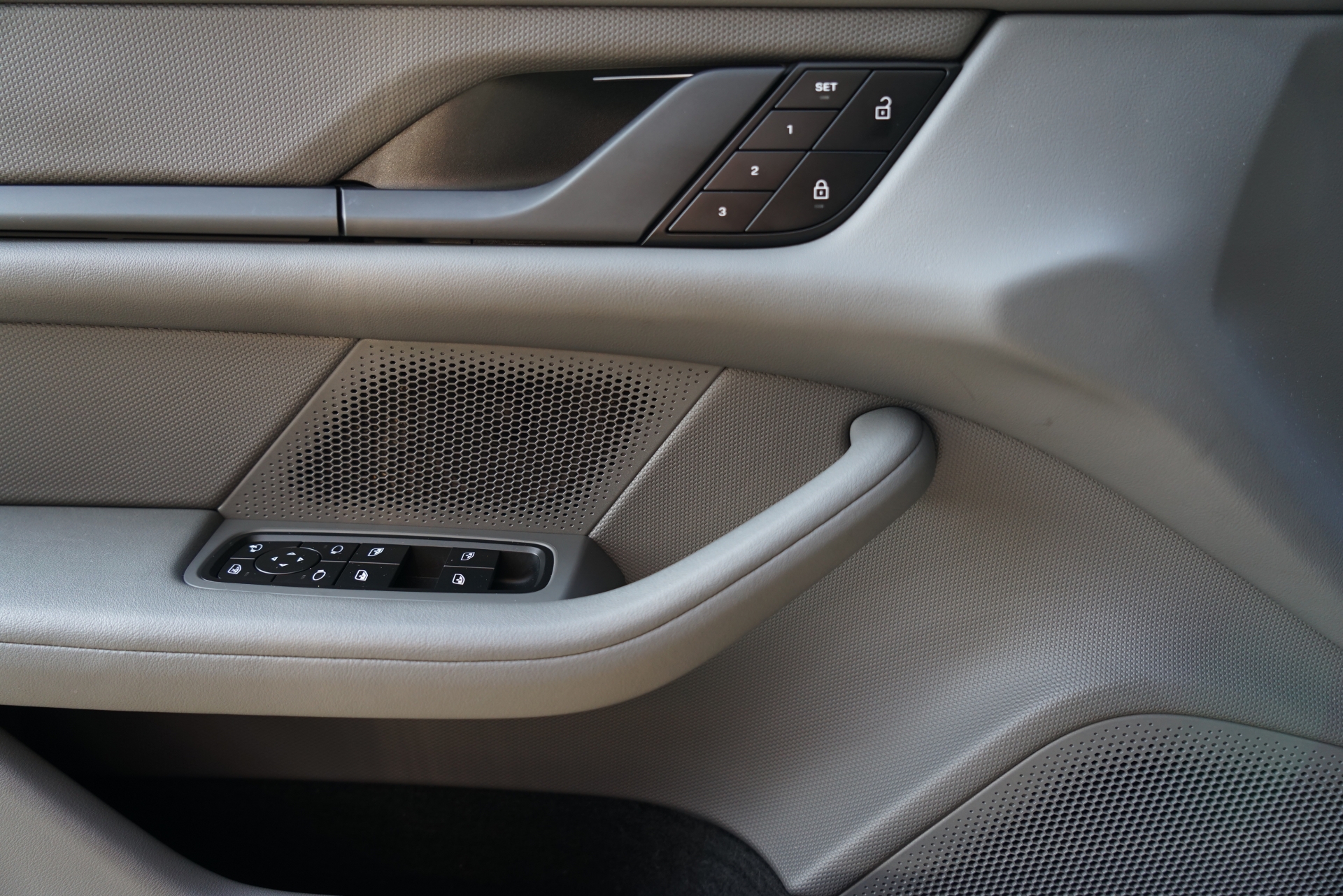 PORSCHE Taycan 4 Cross Turismo-image-14
