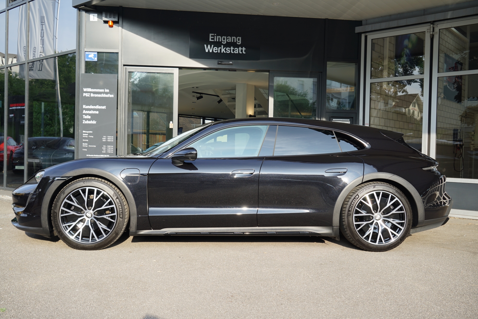 PORSCHE Taycan 4 Cross Turismo-showroom-element-2