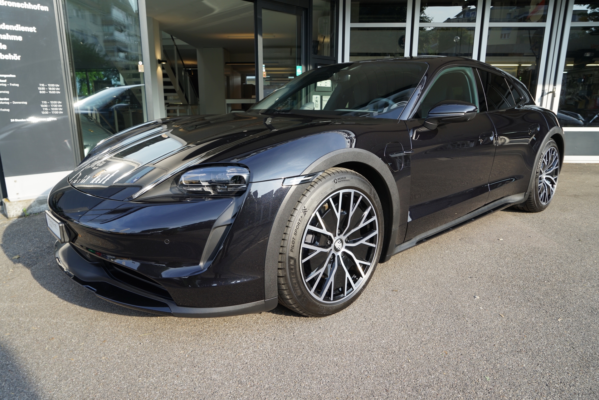PORSCHE Taycan 4 Cross Turismo-showroom-element-1