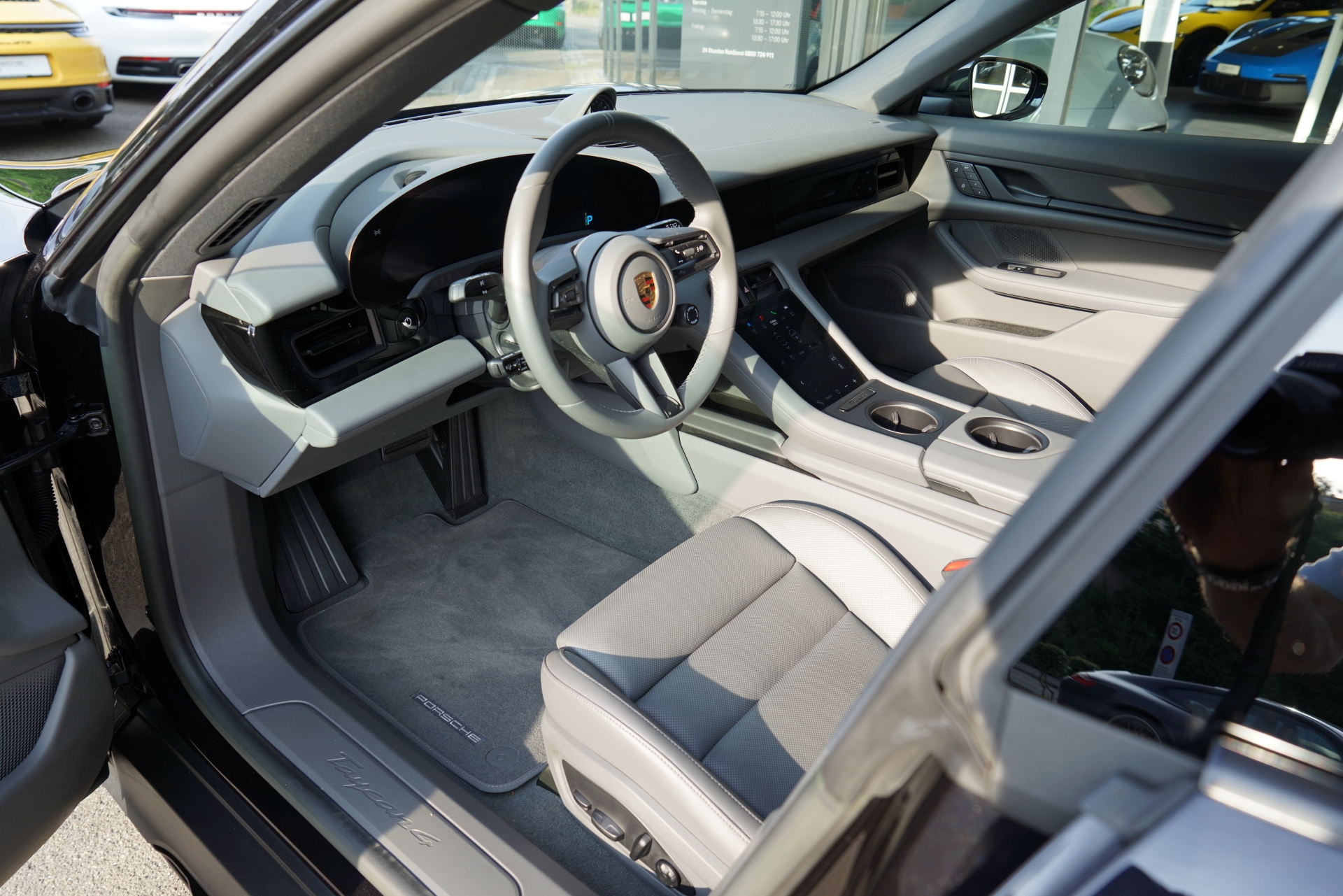 PORSCHE Taycan 4 Cross Turismo-image-7