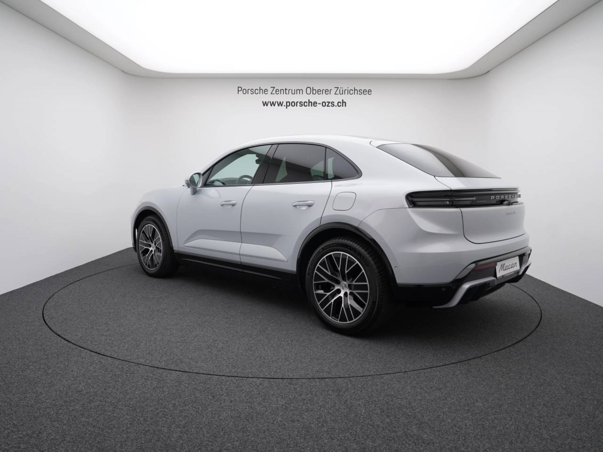 PORSCHE Macan 4-showroom-element-2