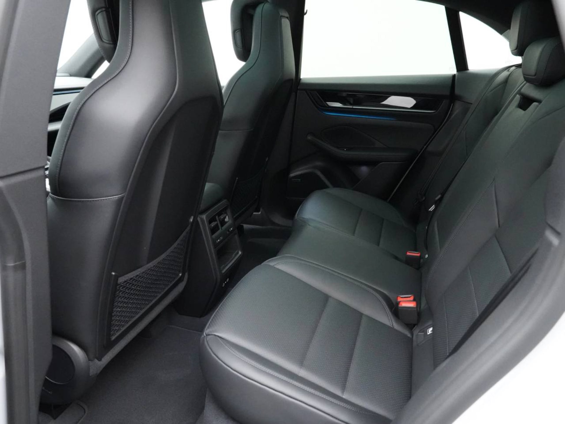 PORSCHE Macan 4-image-27