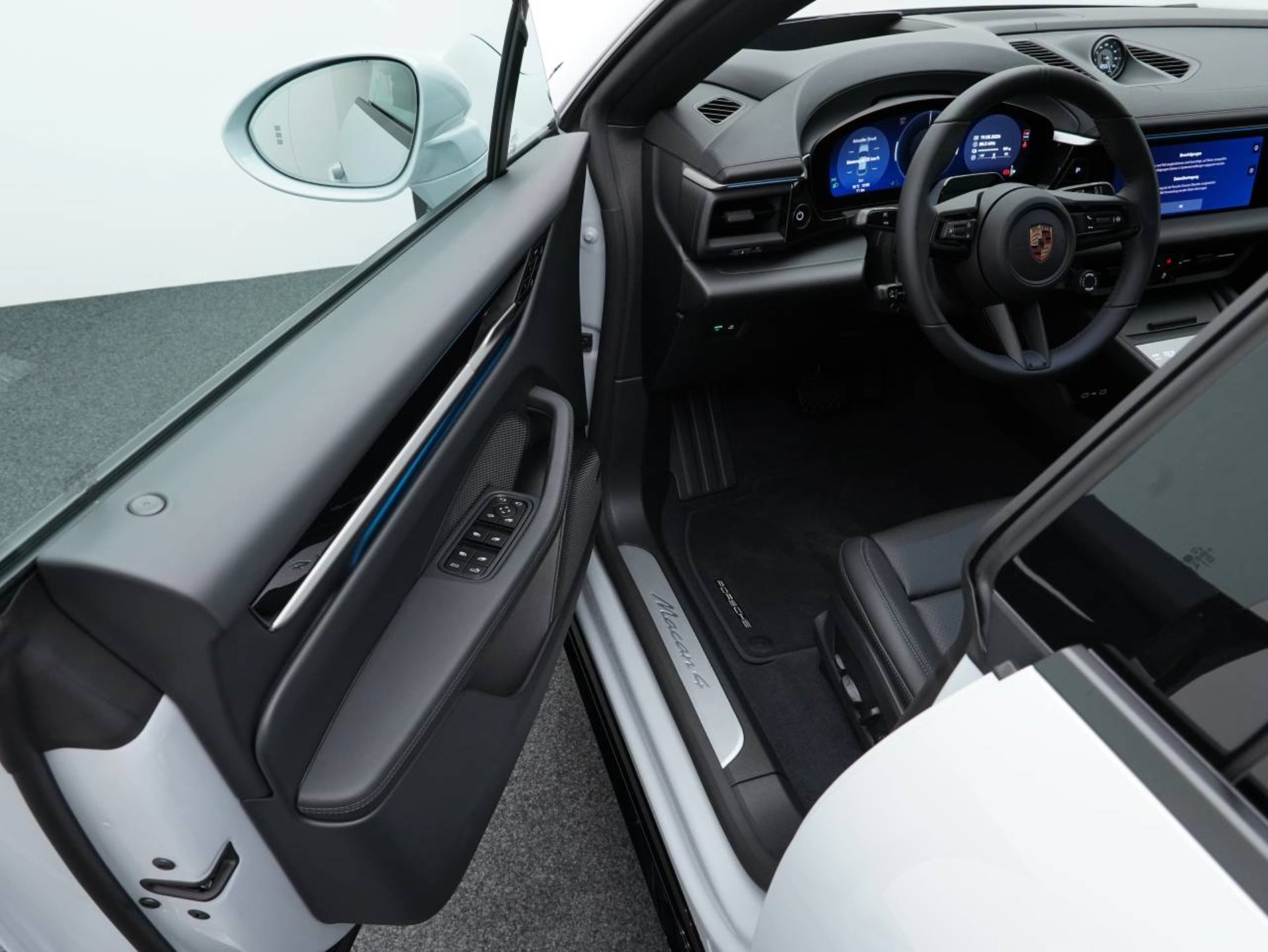 PORSCHE Macan 4-showroom-element-3