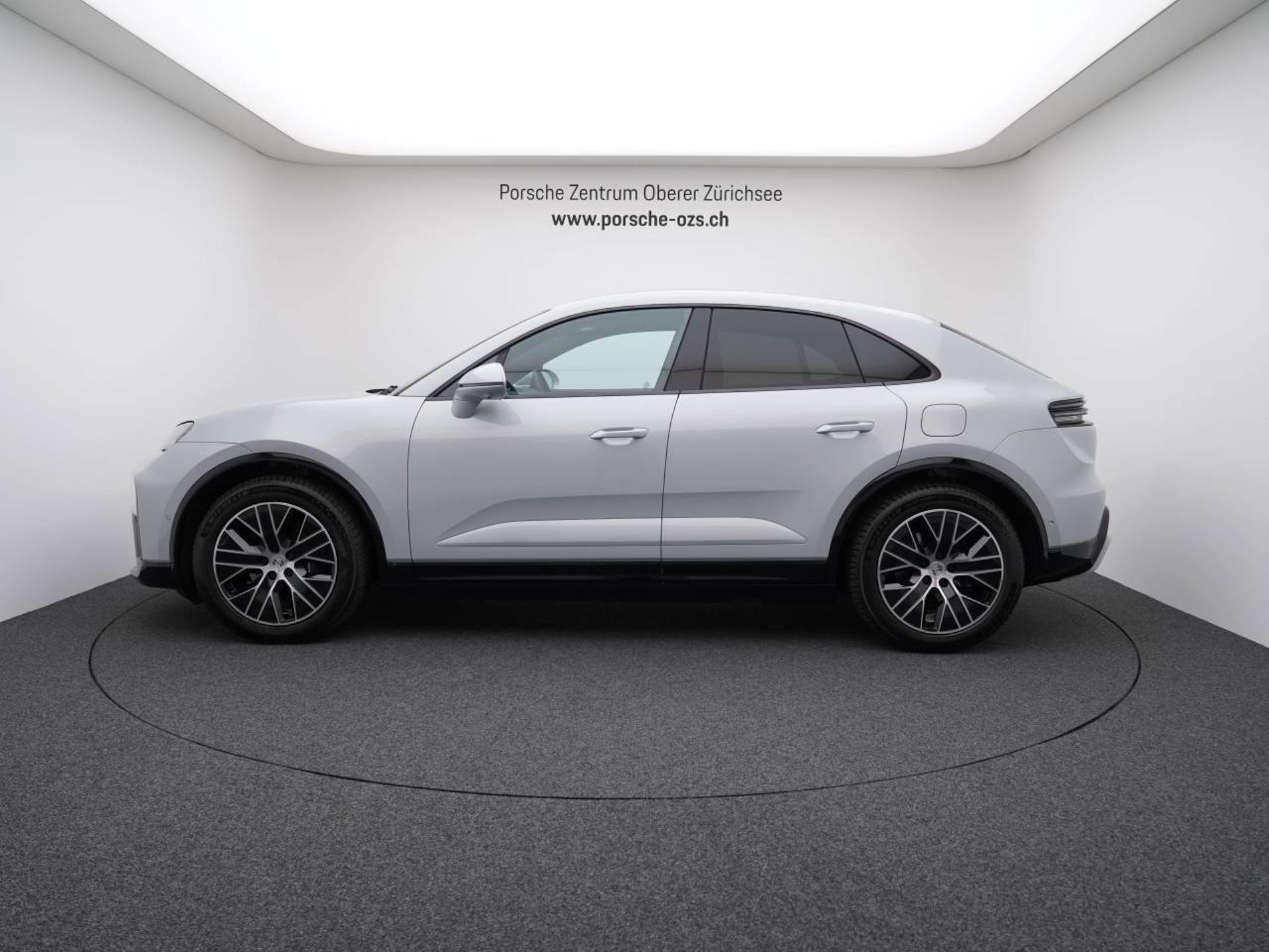 PORSCHE Macan 4-showroom-element-1