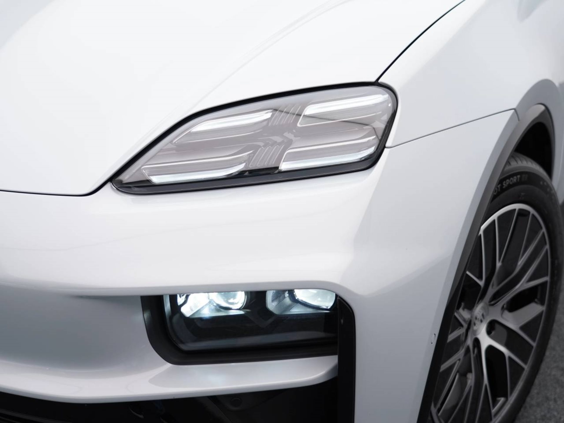 PORSCHE Macan 4-image-13