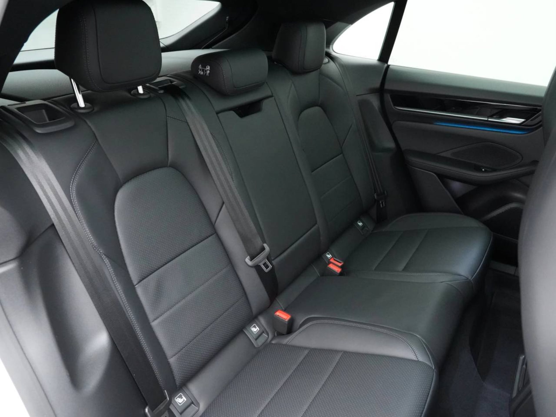 PORSCHE Macan 4-image-29