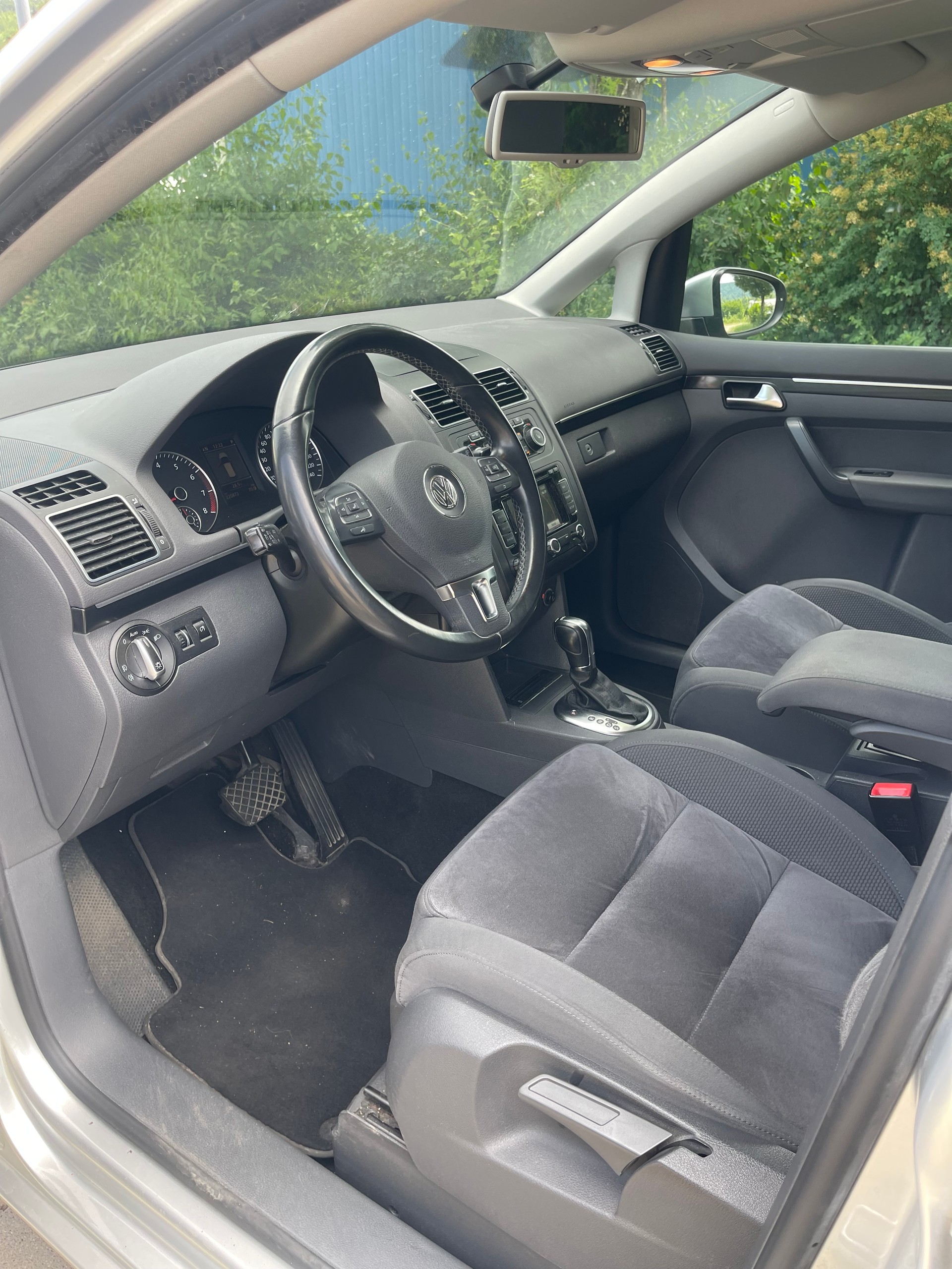 VW Touran 1.4 TSI EcoFuel Highline DSG-image-9