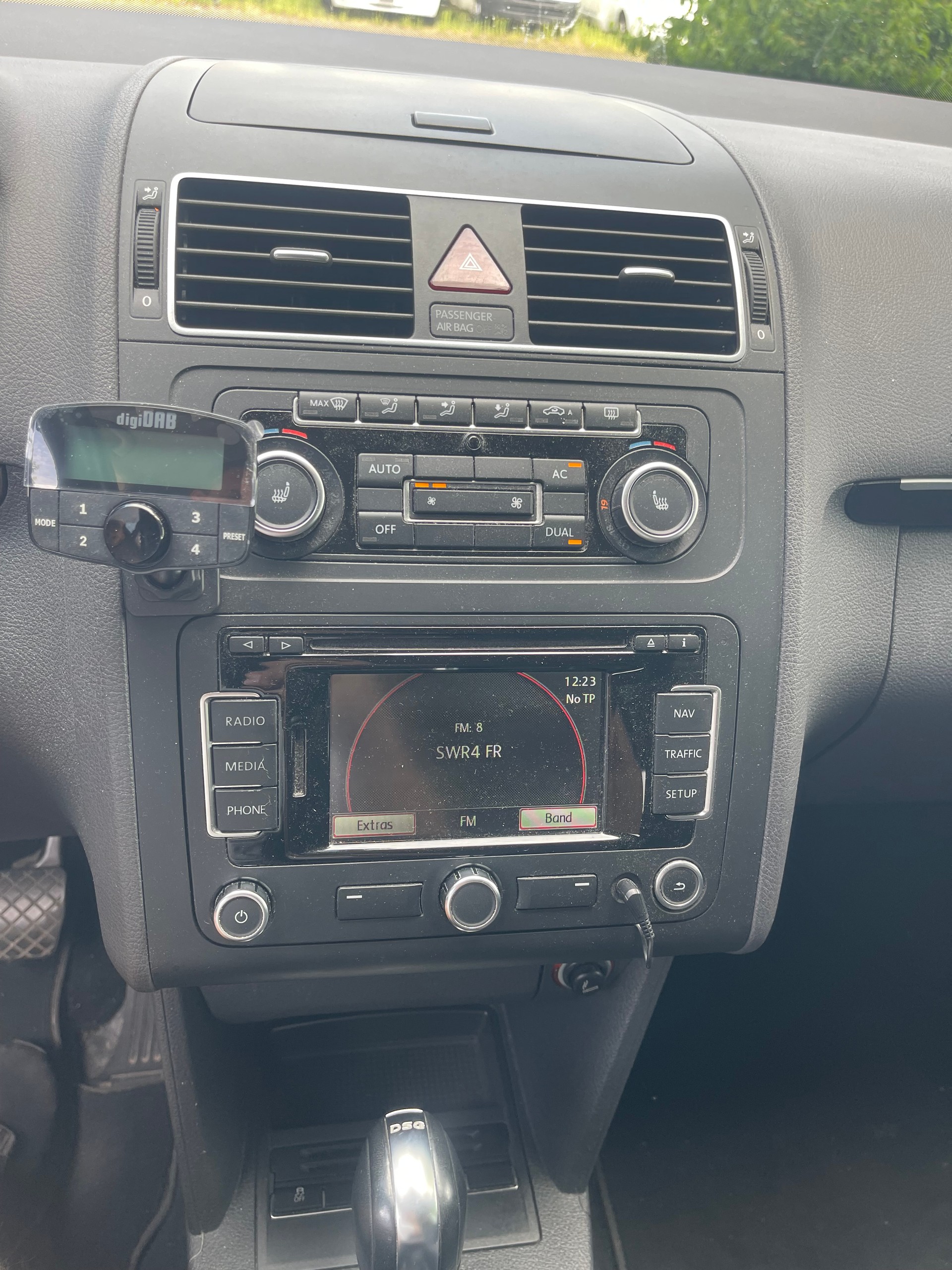 VW Touran 1.4 TSI EcoFuel Highline DSG-image-12