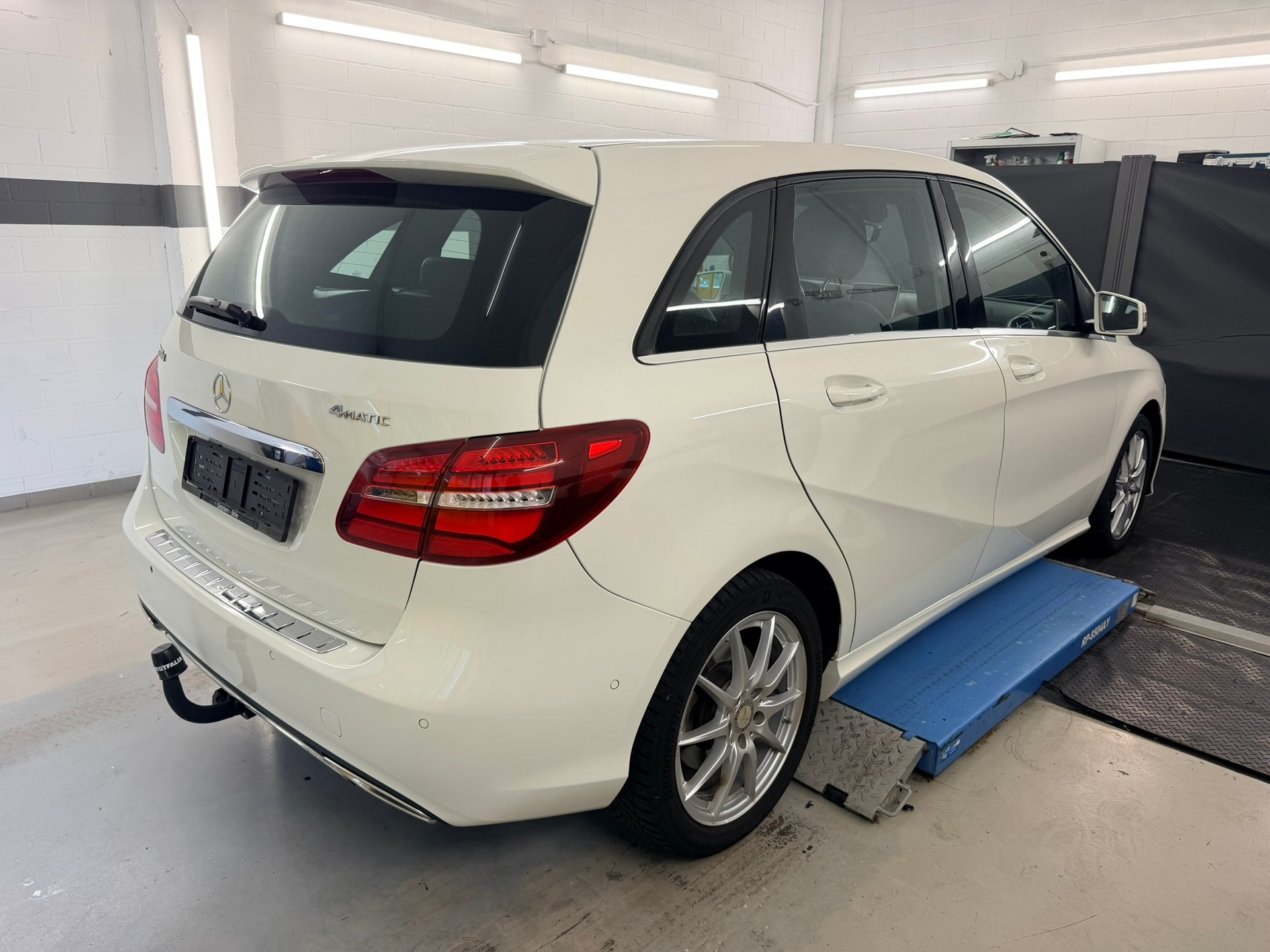 MERCEDES-BENZ B 220 CDI Style 4Matic 7G-DCT-showroom-element-3