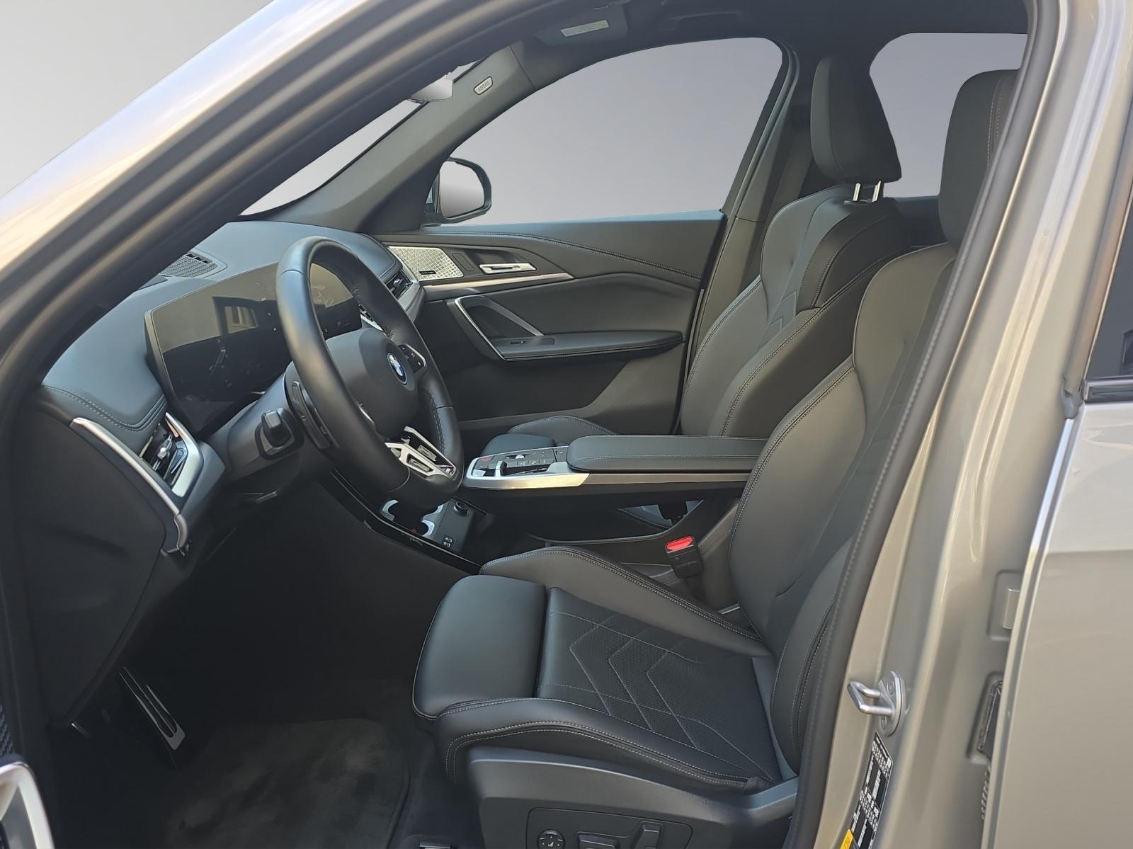 BMW iX1 30 xDrive-image-11