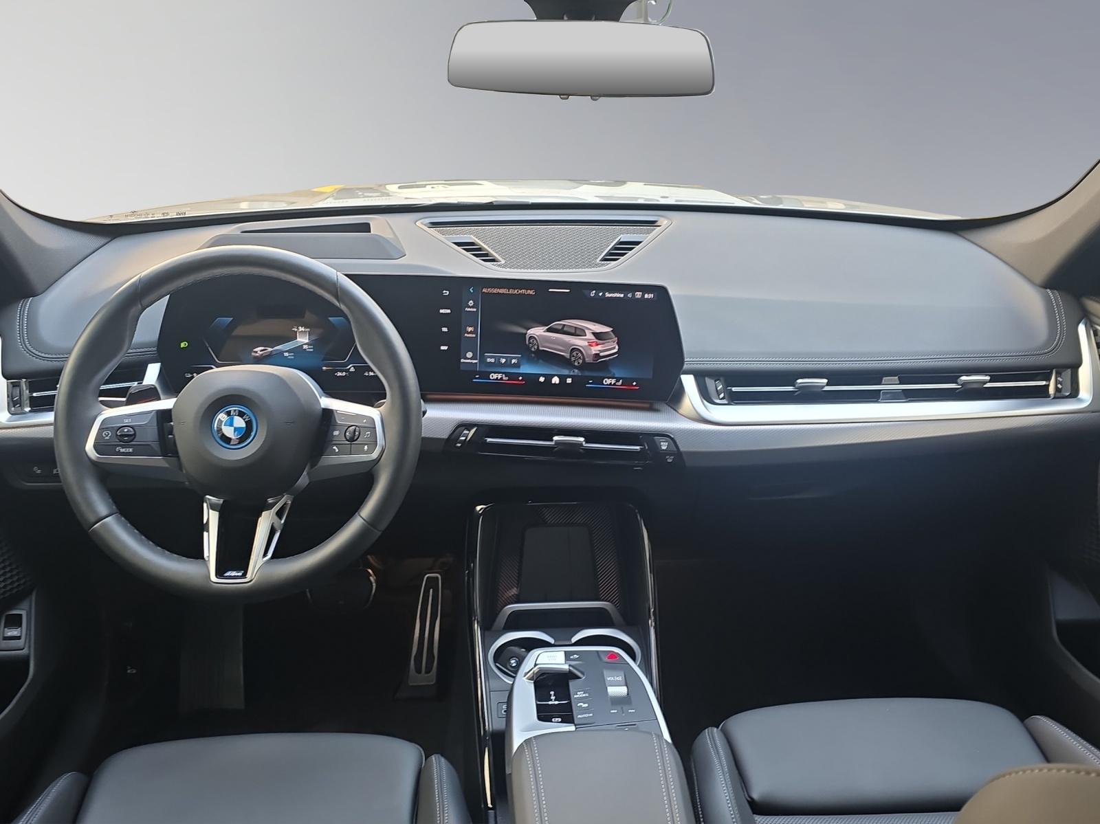 BMW iX1 30 xDrive-image-12