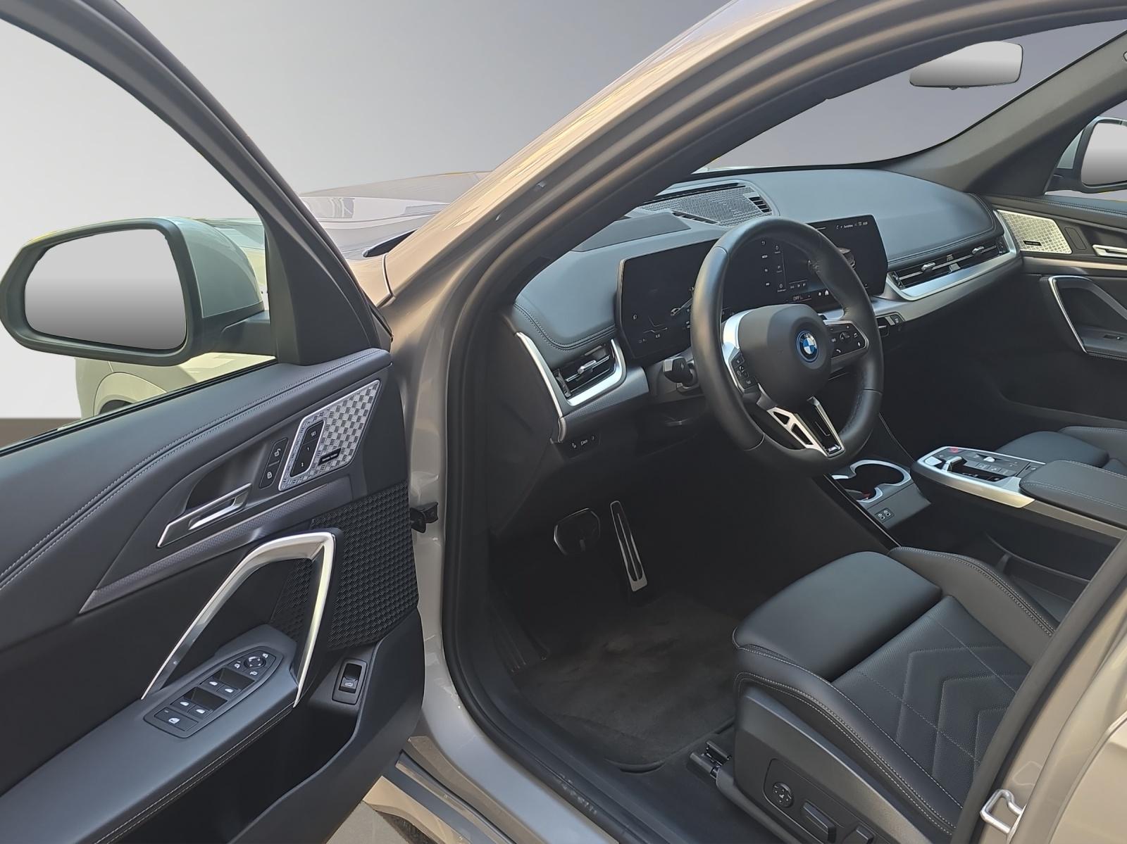 BMW iX1 30 xDrive-image-10