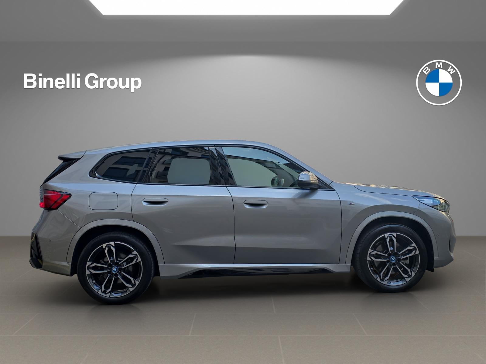 BMW iX1 30 xDrive-image-6