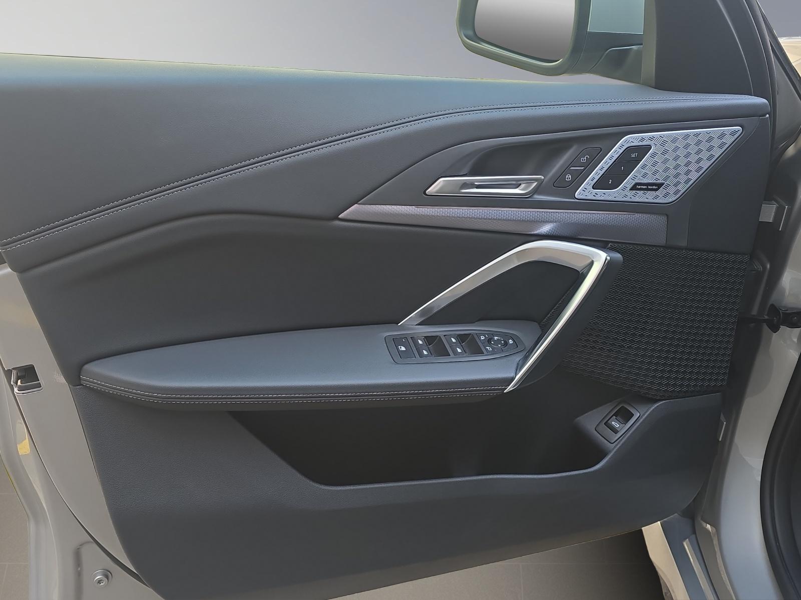 BMW iX1 30 xDrive-image-9
