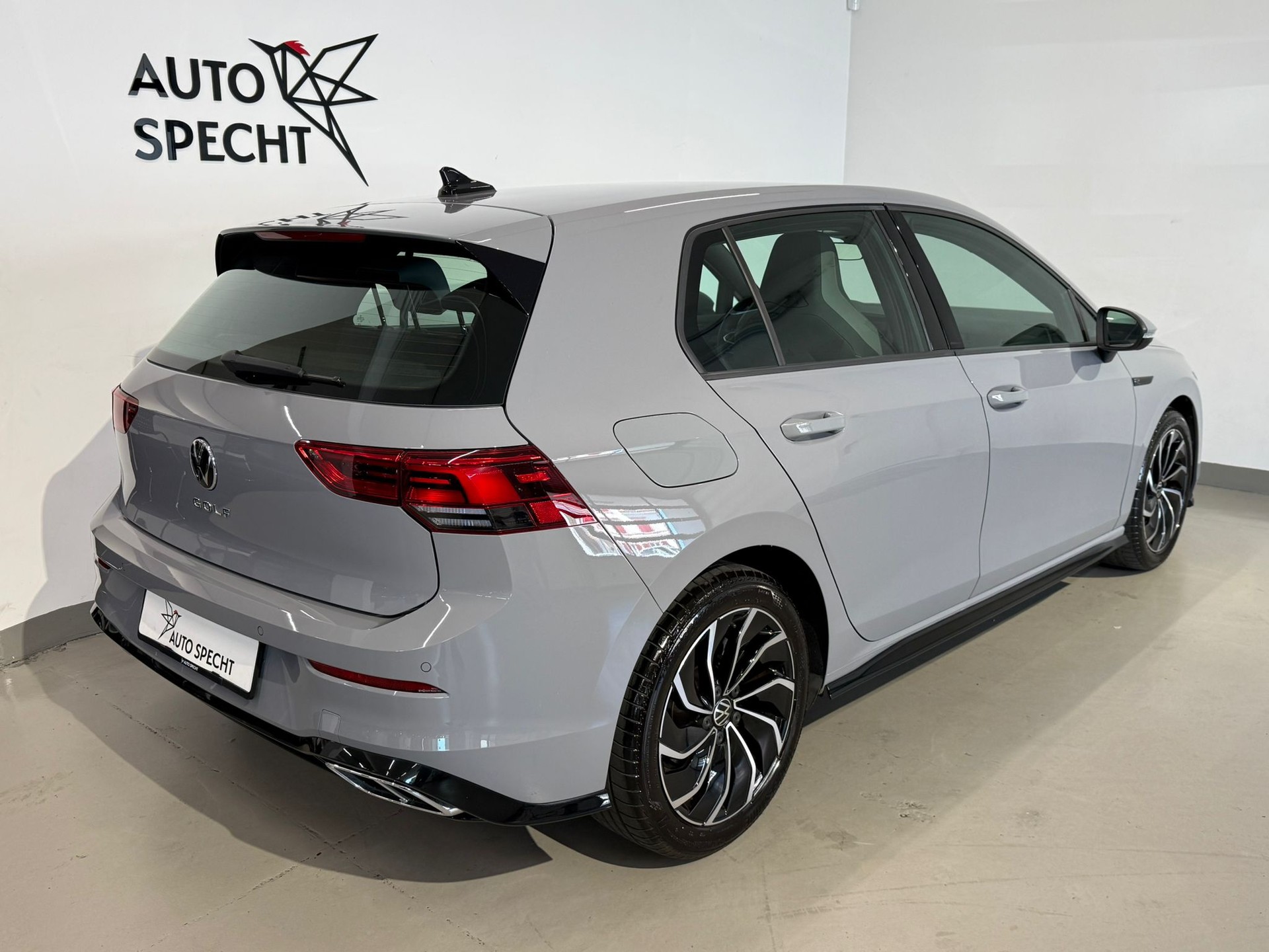 VW Golf 1.5 TSI R-Line DSG-showroom-element-3