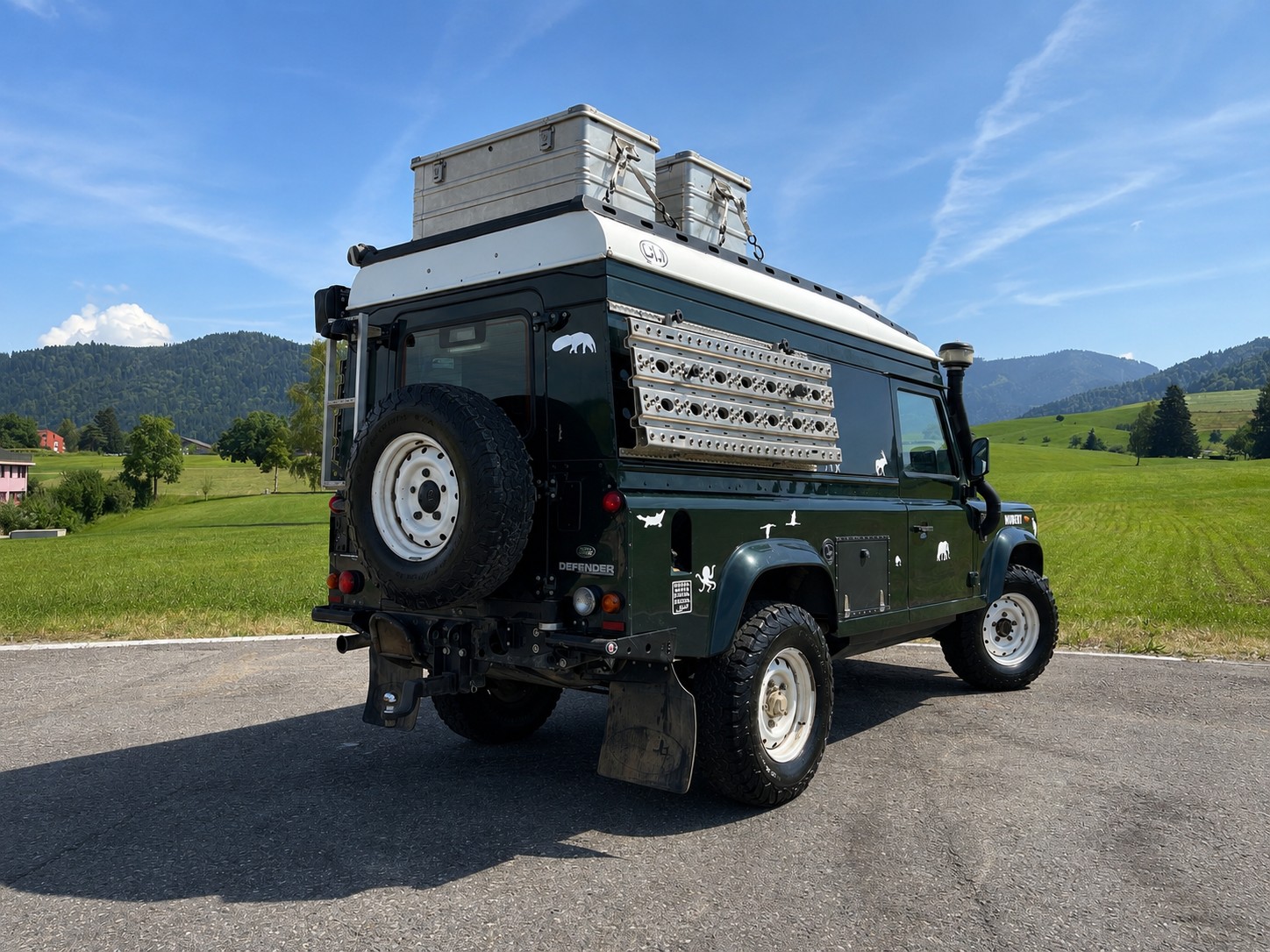 LAND ROVER Defender 110 2.2 TD4 Station Wagon-showroom-element-2
