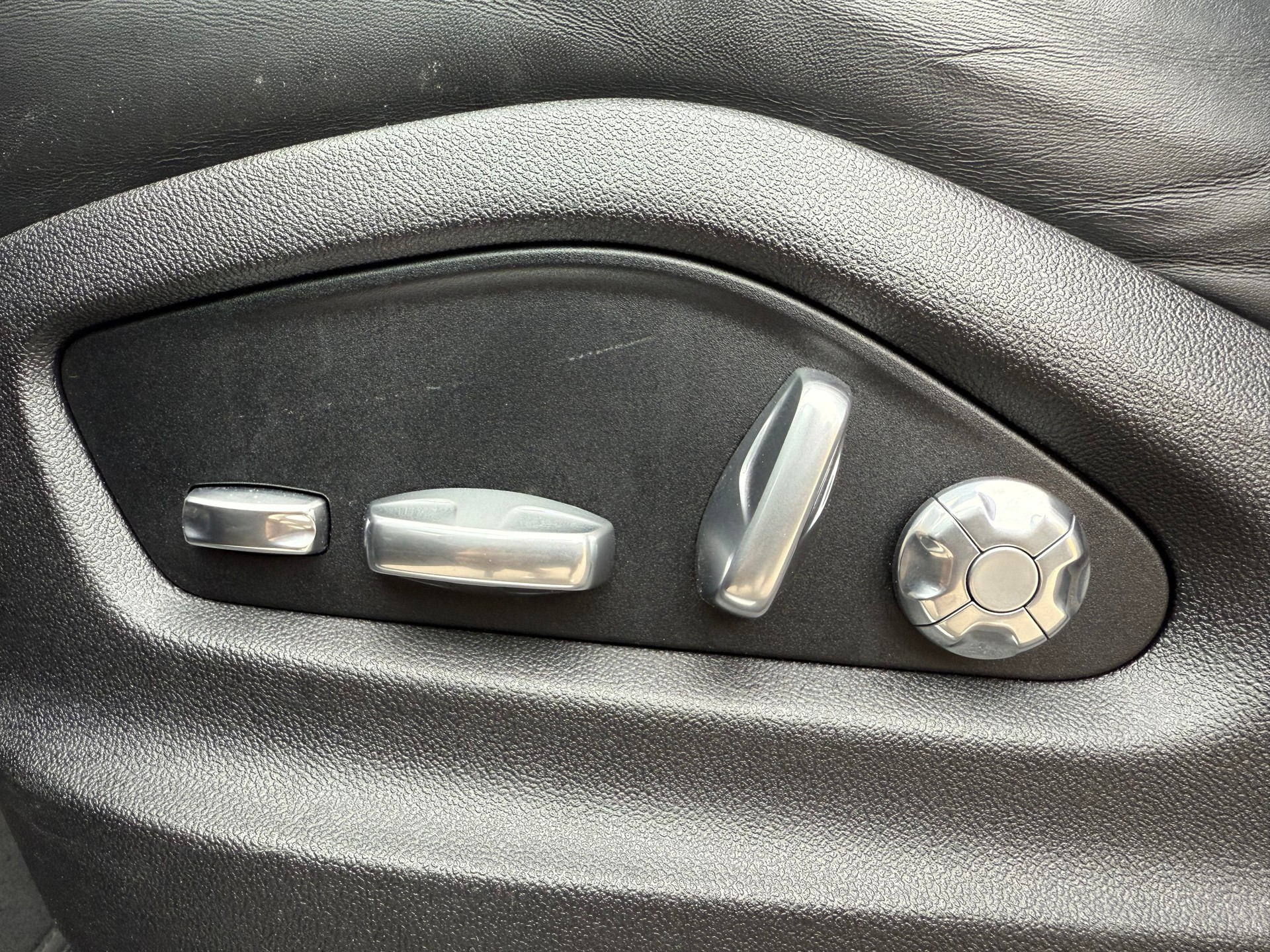 PORSCHE Cayenne Turbo-image-13