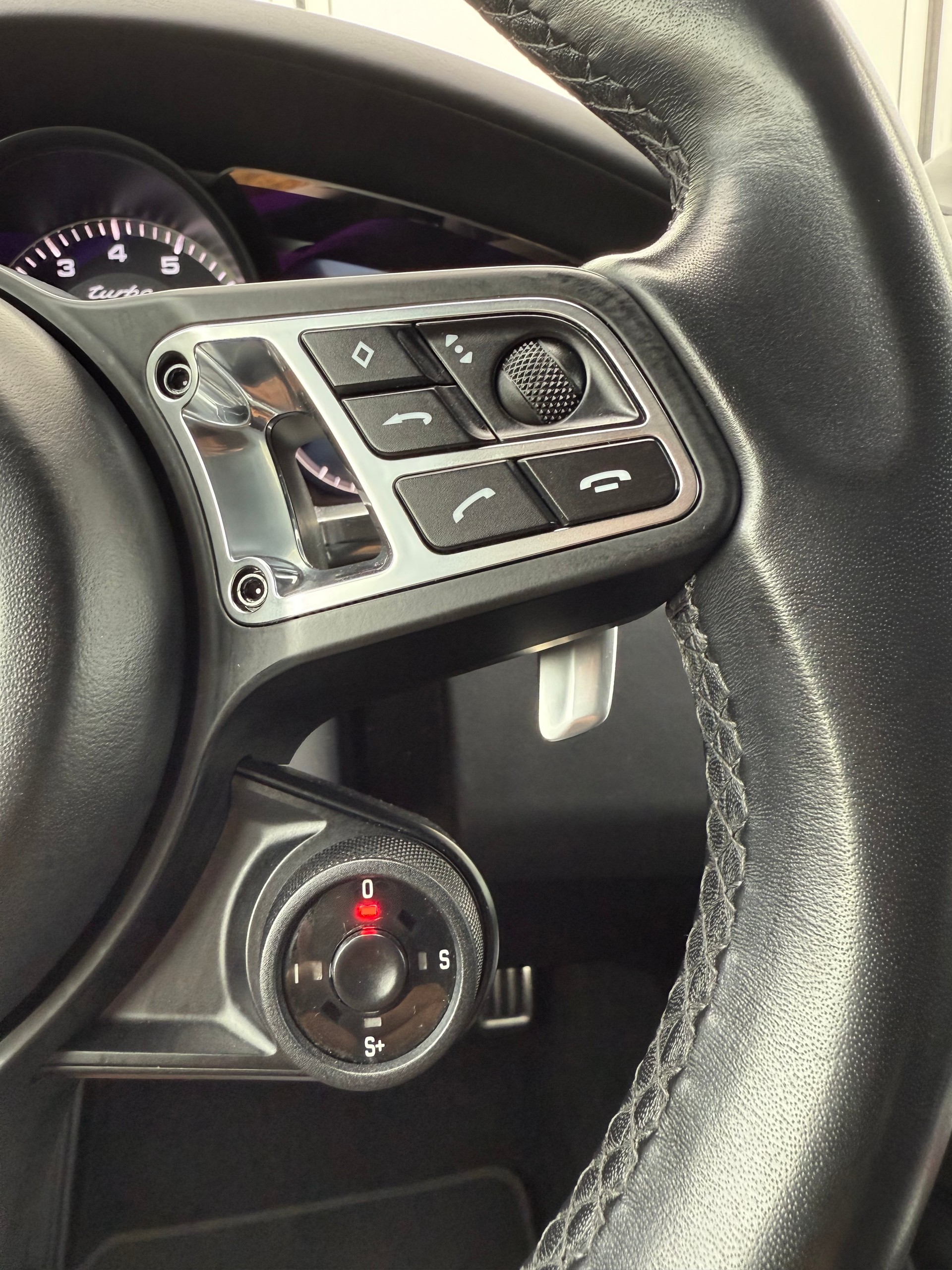 PORSCHE Cayenne Turbo-image-9