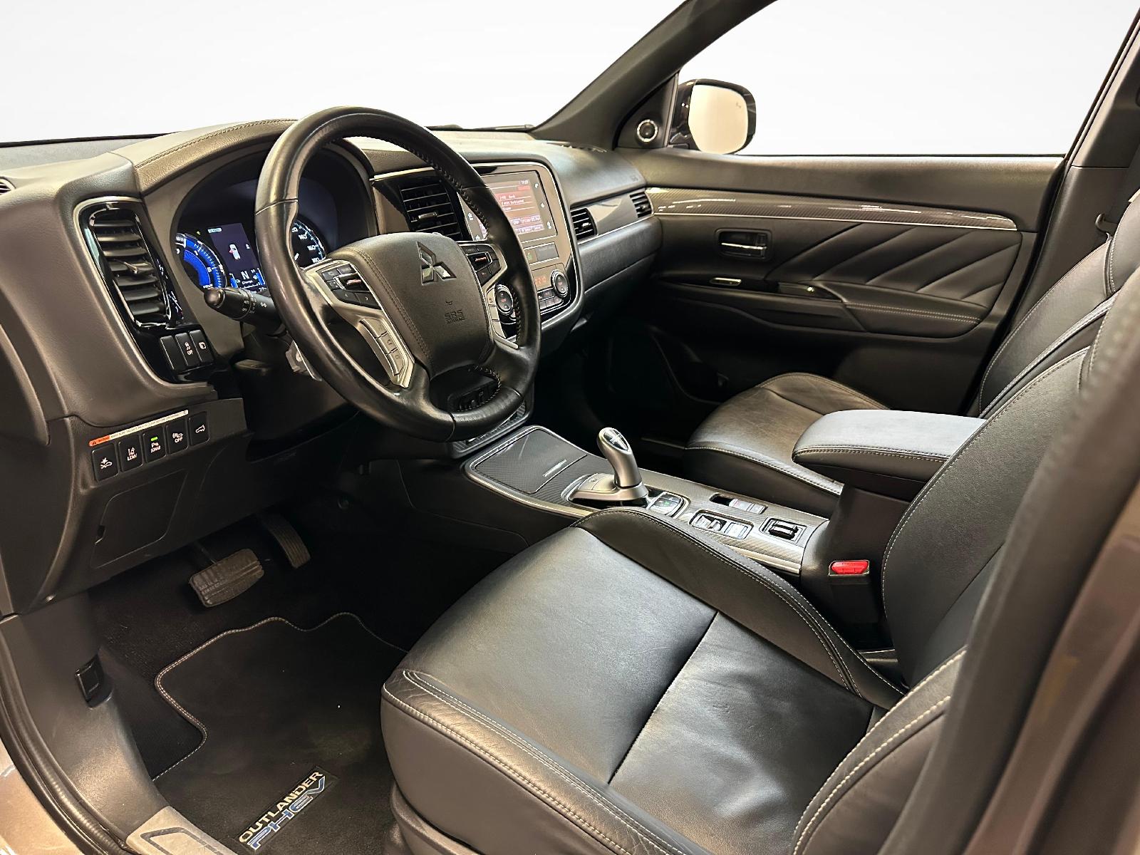 MITSUBISHI Outlander 2.4 PHEV Diamond-showroom-element-3