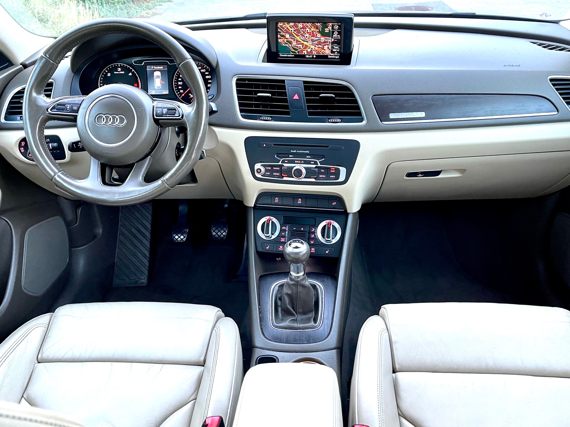 AUDI Q3 2.0 TDI quattro-showroom-element-1